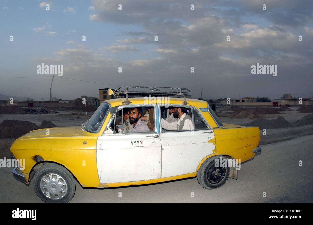 (Dpa) - Una completamente occupata con taxi trascina lungo una strada in direzione per il centro città di Kabul, Afghanistan, 4 agosto 2003. Per la maggior parte afghani a possedere una vettura rimane un sogno lontano. La vita quotidiana a Kabul è ancora dominato dalla povertà. Foto Stock