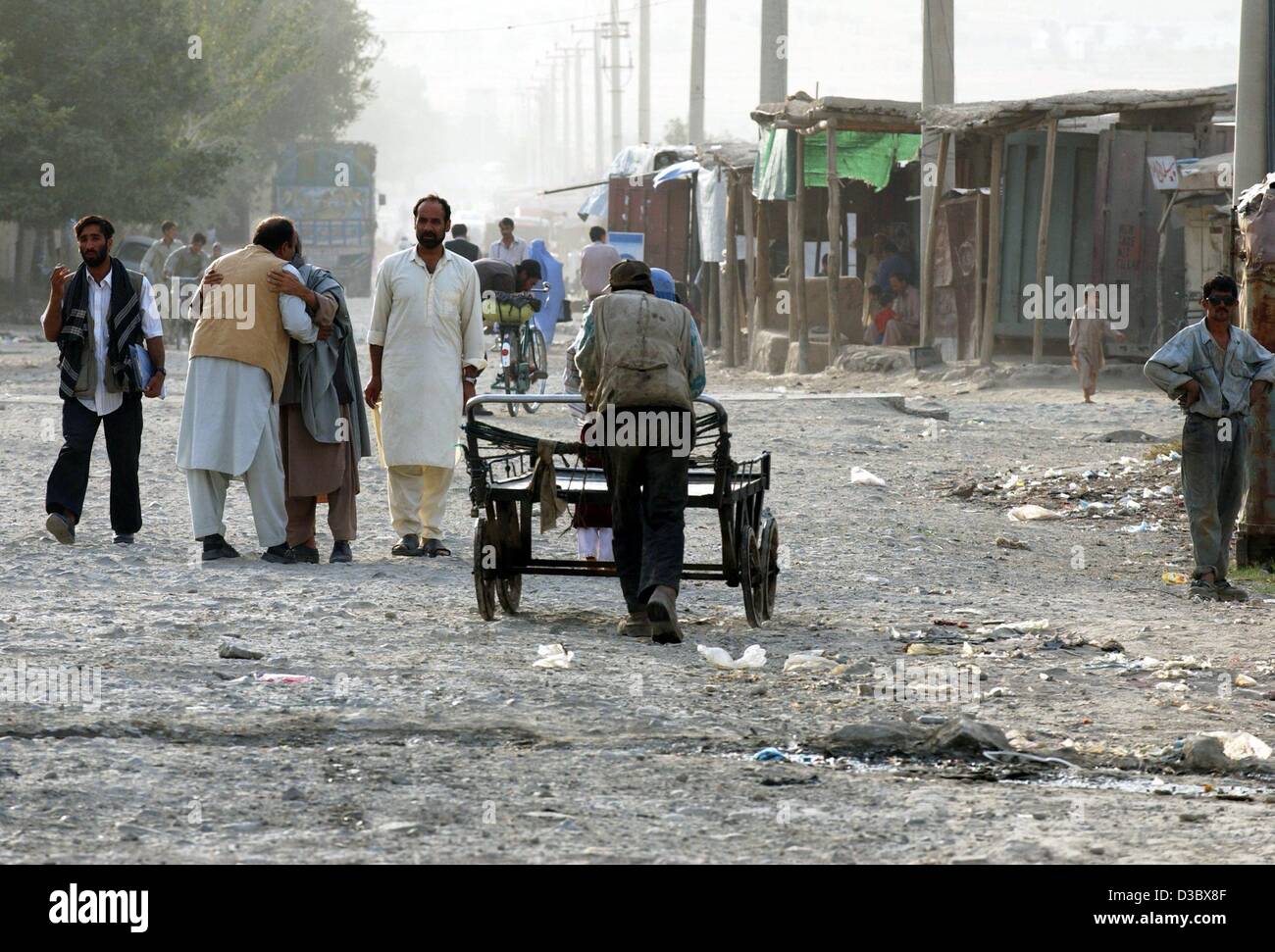 (Dpa) - I pedoni dominano il traffico della strada nel centro di Kabul, Afghanistan, 4 agosto 2003. La maggior parte di abitanti uso biciclette o carrelli per il trasporto e il possesso di una vettura rimane un sogno lontano. La vita quotidiana a Kabul è ancora dominato dalla povertà. Foto Stock
