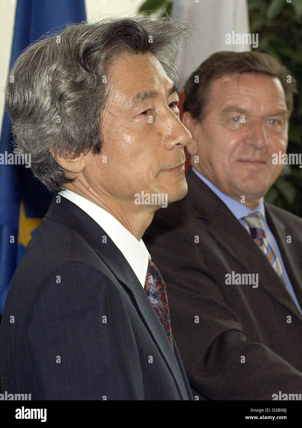 (Dpa) - Il cancelliere tedesco Gerhard Schroeder (R) e il primo ministro giapponese Junichiro Koizumi (L) dare una conferenza stampa dopo i colloqui presso la sede del Cancelliere tedesco a Berlino, 18 agosto 2003. Entrambi i leader hanno concordato di approfondire i loro paesi " Relazioni con più programmi di scambio per i giovani scien Foto Stock