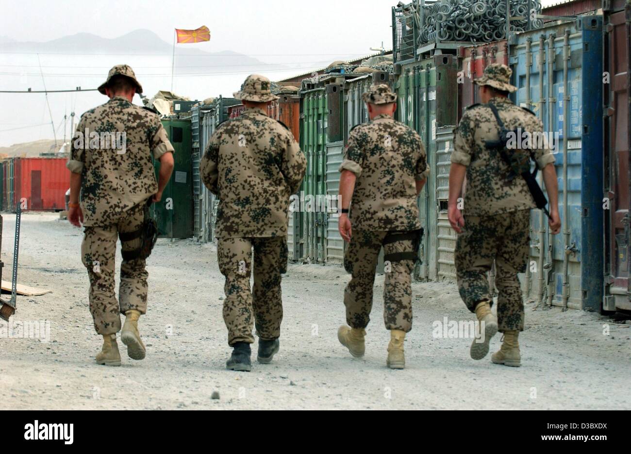 (Dpa) - Un gruppo di soldati tedeschi a piedi attraverso le strade polverose del tedesco accampamento militare a Kabul, Afghanistan, 3 agosto 2003. La Germania continua a partecipare con più di 1.500 soldati della sicurezza internazionale Assistance Force (ISAF) che consiste nel loro insieme di circa 5.000 soldato Foto Stock