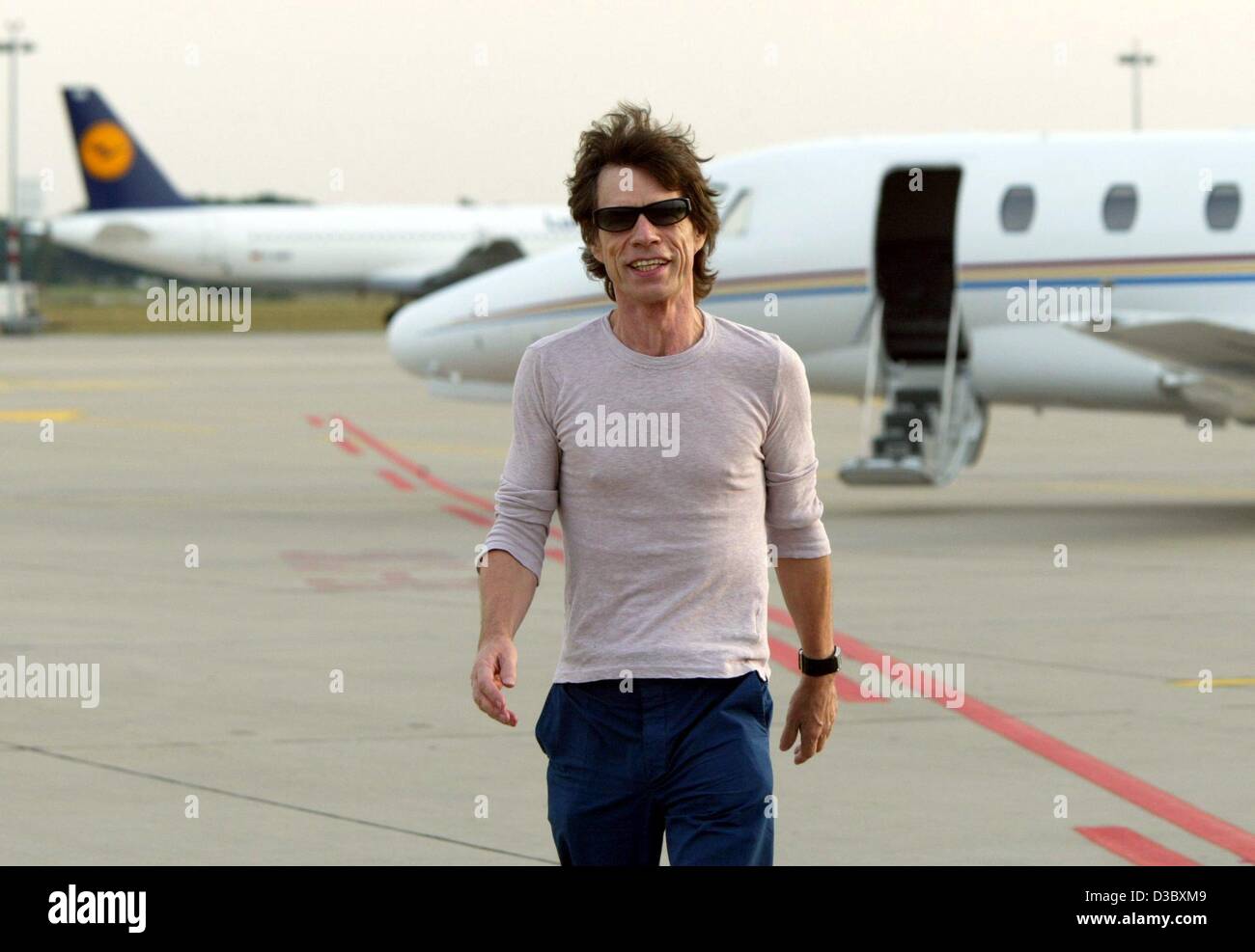 (Dpa) - Mick Jagger del britannico del gruppo rock Rolling Stones arriva all'aeroporto di Hannover, Germania, 7 agosto 2003. Le pietre daranno il loro ultimo concerto in Germania del Licks world tour il 8 Agosto a Hannover. Foto Stock