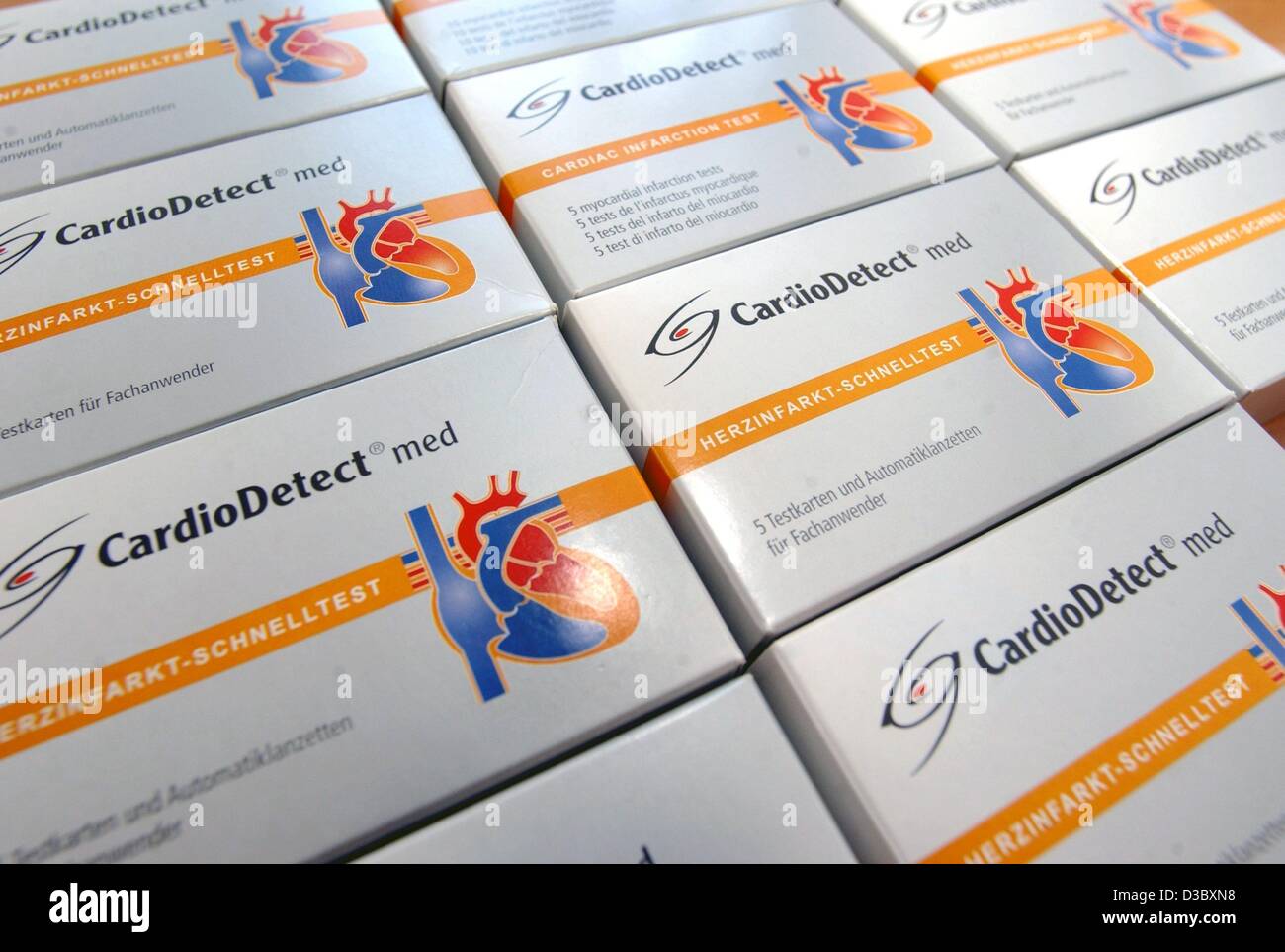 (Dpa) - Pacchetti di 'CardioDetect', carte per un rapido test di autoverifica per attacchi di cuore, fabbricato da Berlino a base di società biotech 'rennesens', sono stabiliti a Berlino, 5 agosto 2003. L'infarto acuto del miocardio (AMI) è una delle più comuni cause di morte in tutto il mondo a. In molti casi il sintomo Foto Stock