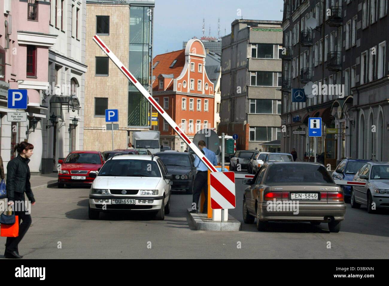 (Dpa) - Car drivers pass gate di un checkpoint per ottenere dentro o fuori della città vecchia di Riga, Lettonia, 22 maggio 2003. La storica città vecchia di Riga, registrati nella lista del Patrimonio Mondiale dell'Unesco, è una zona di traffico ridotto. I visitatori hanno a pagare dieci dollari per ore per arrivare nella città vecchia Foto Stock