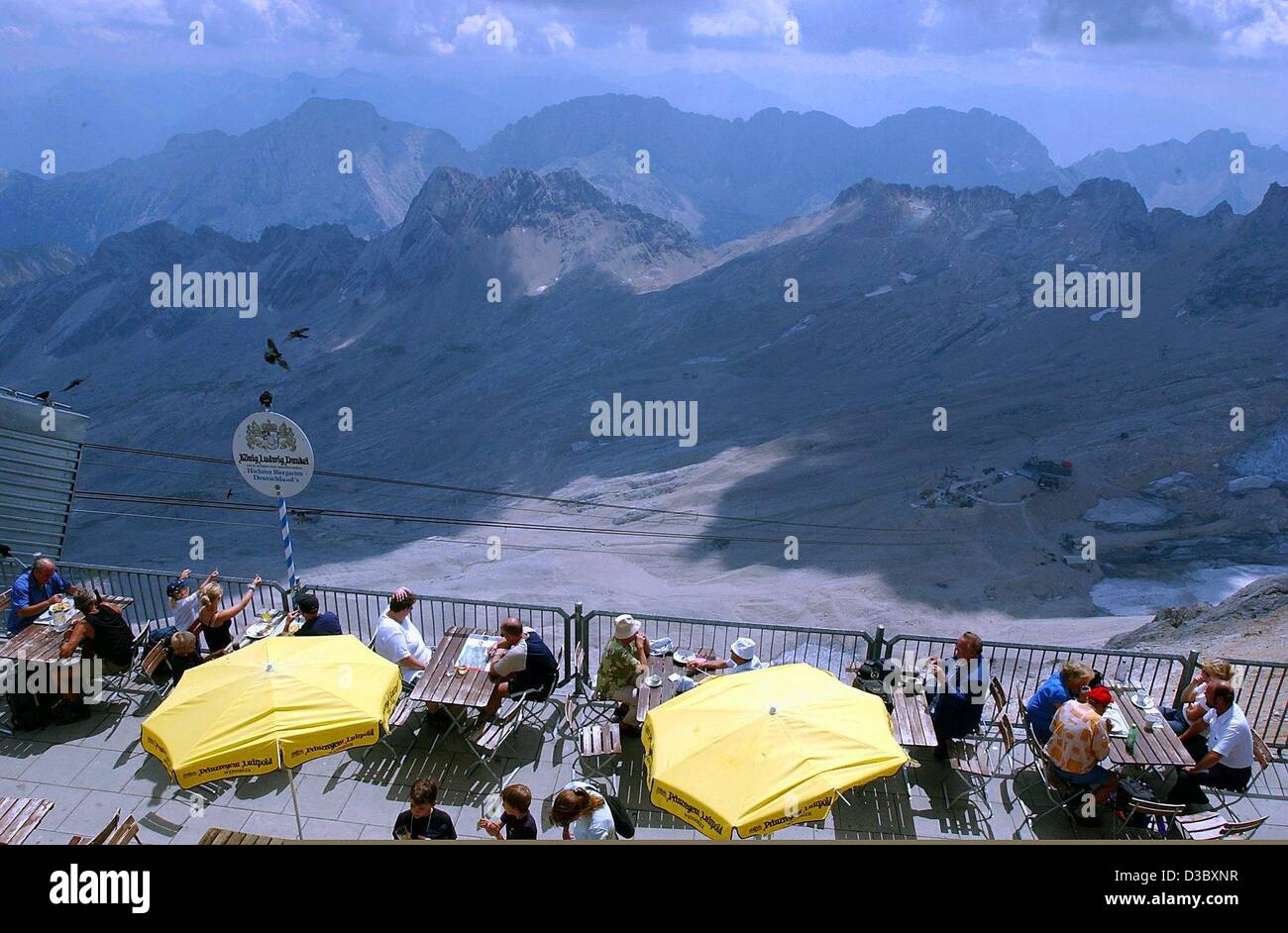 (Dpa) - Mentre il resto della Germania è sofferenza sotto una costante onda di calore di quasi 40 gradi Celsius, escursionisti hanno una birra a raffreddare la cima della montagna Zugspitze in Baviera, Germania, il 7 agosto 2003. Con 8 gradi Celsius la Zugspitze, la Germania, il monte più alto è stato il posto più freddo in Germania. Foto Stock