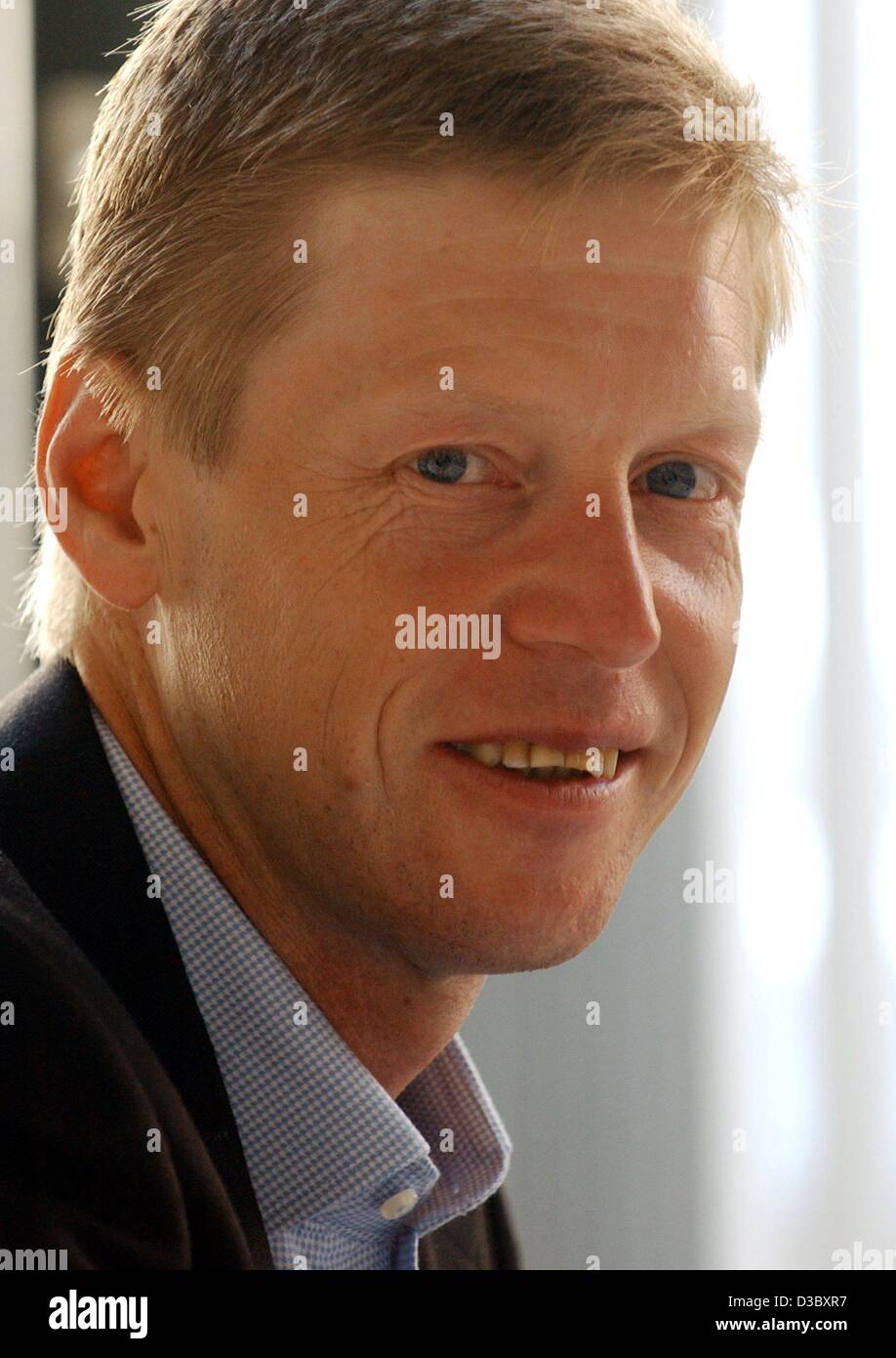 (Dpa) - Rober Fleck da Austria, appena nominato direttore della galleria Deichtorhallen di Amburgo, sorrisi durante una conferenza stampa tenutasi ad Amburgo, 7 agosto 2003. Il 46-anno-vecchio Fleck è quello di prendere in consegna a partire dal 1 o gennaio 2004. In precedenza è stato curatore federale del governo austriaco e servita come Foto Stock