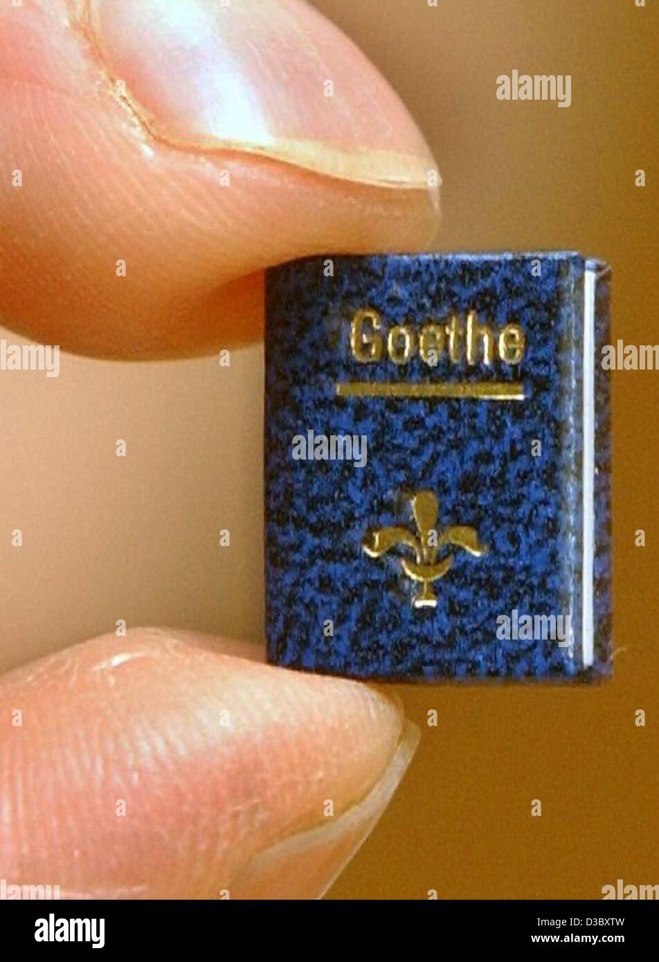 (Dpa) - un piccolo libro con Goethe le poesie di misure solo 1cm volte 1,3 cm, illustrato a Minilibris bookstore di Berlino-friedrichshain, Germania, 31 luglio 2003. Minilibris vende libri in miniatura di tutti i tipi ed è unico in Europa. Foto Stock