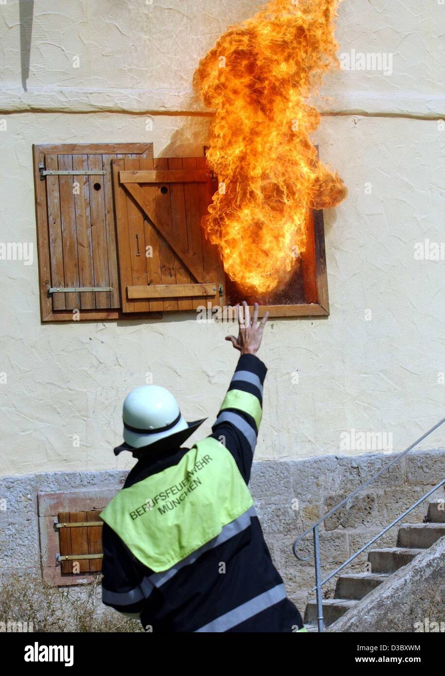 (Dpa) - un vigile del fuoco da Monaco di Baviera si spegne un incendio durante un esercizio di emergenza a Hammelburg, Germania, 6 agosto 2003. Circa 250 vigili del fuoco dalla Germania, Ungheria, Austria e Italia la formazione della cooperazione in situazioni di emergenza. Foto Stock