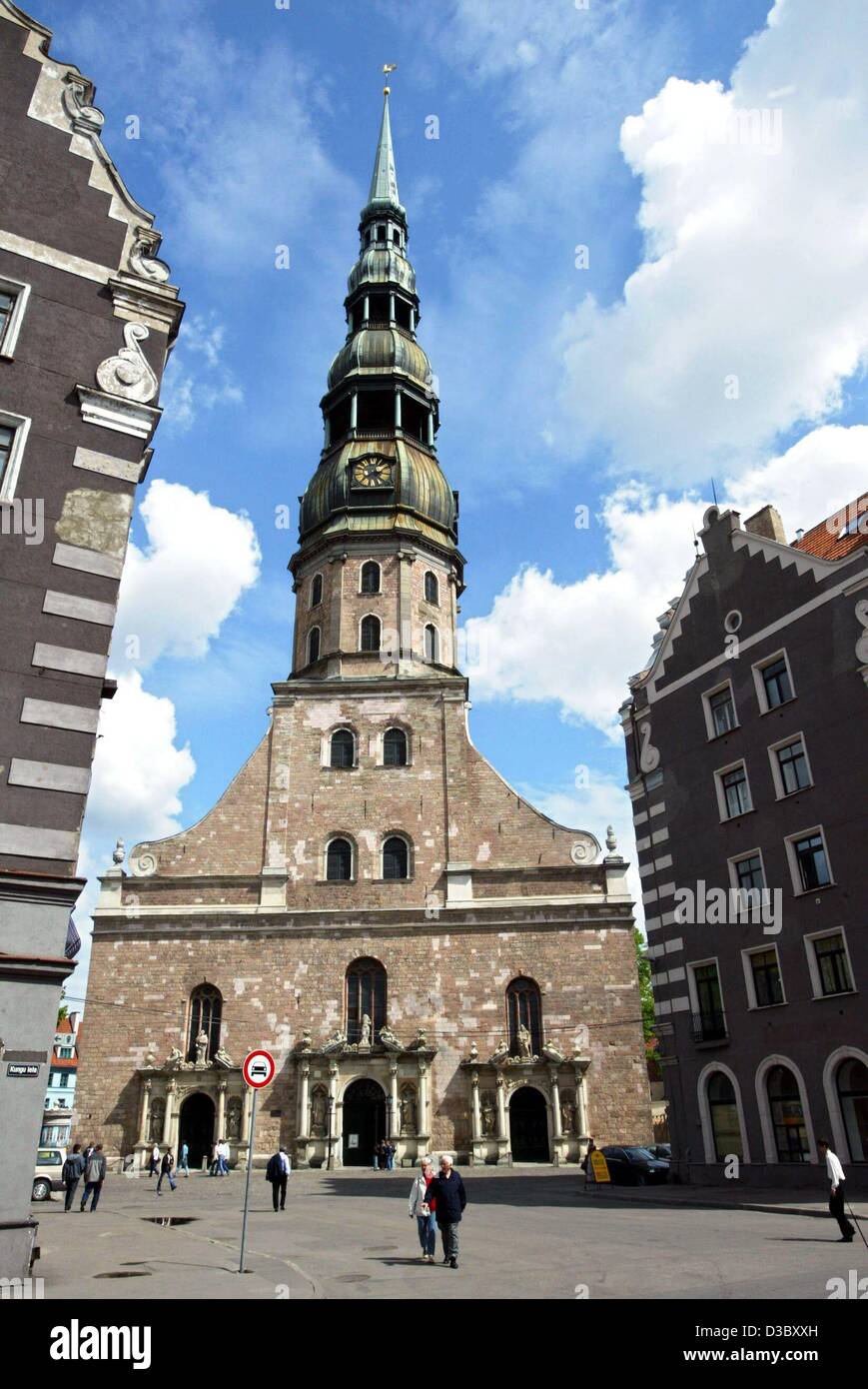 (Dpa) - Una vista della chiesa di San Pietro in Riga, Lettonia, 20 maggio 2003. La Chiesa è stata menzionata per prima nel 1209 come dei mercanti chiesa e serviva come luogo di riunione come bene. Era una chiesa cattolica fino al 1523, quando durante il processo di riforma si è rivelata quella Luterana. La chiesa ha guadagnato il suo attuale loo Foto Stock