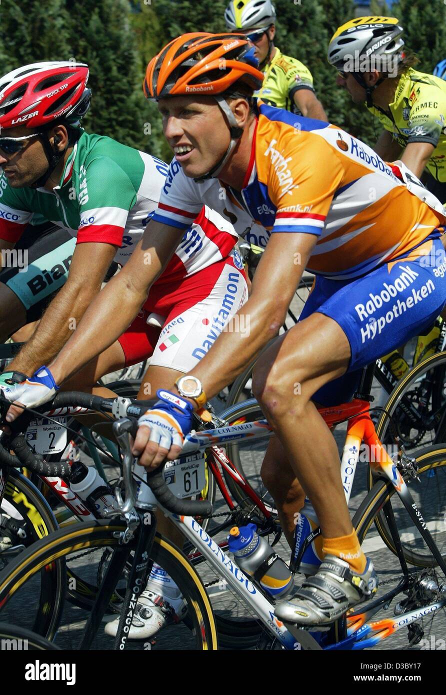 (Dpa) - ciclista italiano Paolo Bettini (L) del team cicli Quickstep-Davidamon fianco a fianco con l'olandese Michael BOOGERD (R) del team Rabobank durante la HEW-Cyclassics gara di Coppa del Mondo ad Amburgo, 3 agosto 2003. Bettini ha vinto la gara ed è ora secondo nella generale di Coppa del mondo classifica. Foto Stock