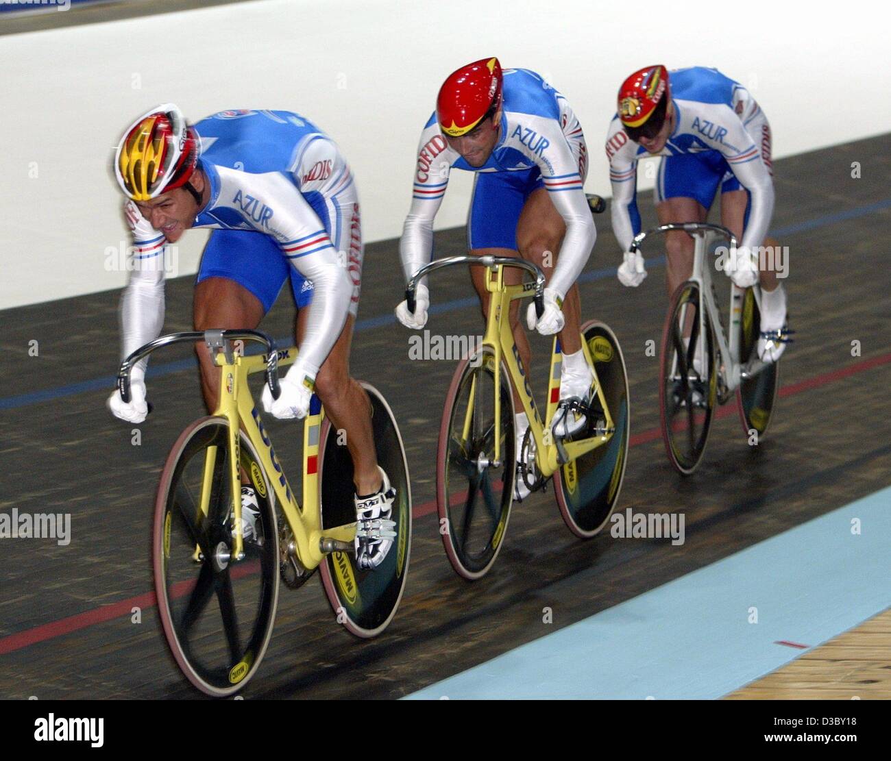 (Dpa) - Il francese del team sprint, (da L:) Laurent Gane, Mickael Bourgain e Arnaud Tournant, ciclo sul loro modo di conquistare il secondo posto durante il team sprint al via del Campionato del Mondo di Ciclismo a Stoccarda, Germania, 3 agosto 2003. Foto Stock