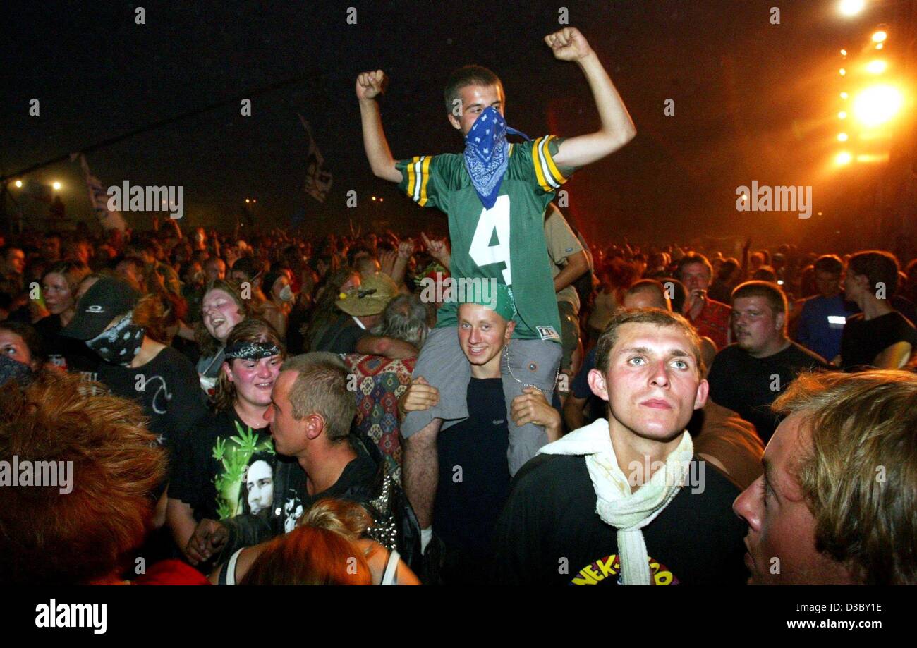 (Dpa) - Circa 400.000 giovani celebrare la "Polish Woodstock' sull'ex base aerea militare Zary, Polonia, 3 agosto 2003. La due giorni del festival con concerti di bande 30 è detto essere la Polonia il più grande festival rock. Proprio come al leggendario festival di Woodstock persone hanno preso fango tradizionali ba Foto Stock