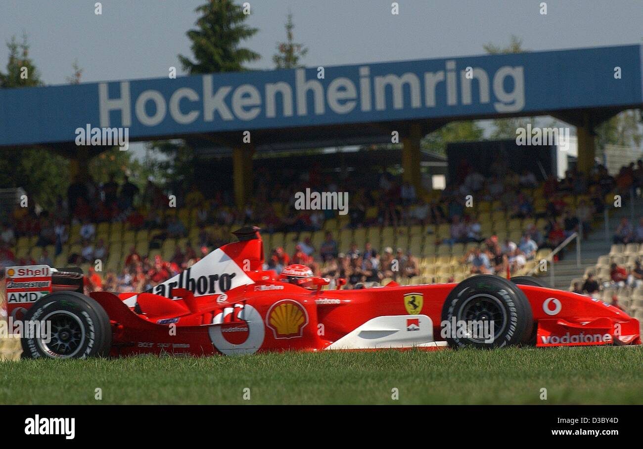 (Dpa) - Campione del Mondo e attuale leader globale, tedesco pilota di Formula Uno Michael Schumacher gare nella sua Ferrari durante la prima sessione di prove libere a Hockenheim racetrack, Germania, 1 agosto 2003. Il tedesco di Formula One Grand Prix avrà luogo a Hockenheim domenica 3 agosto. Foto Stock