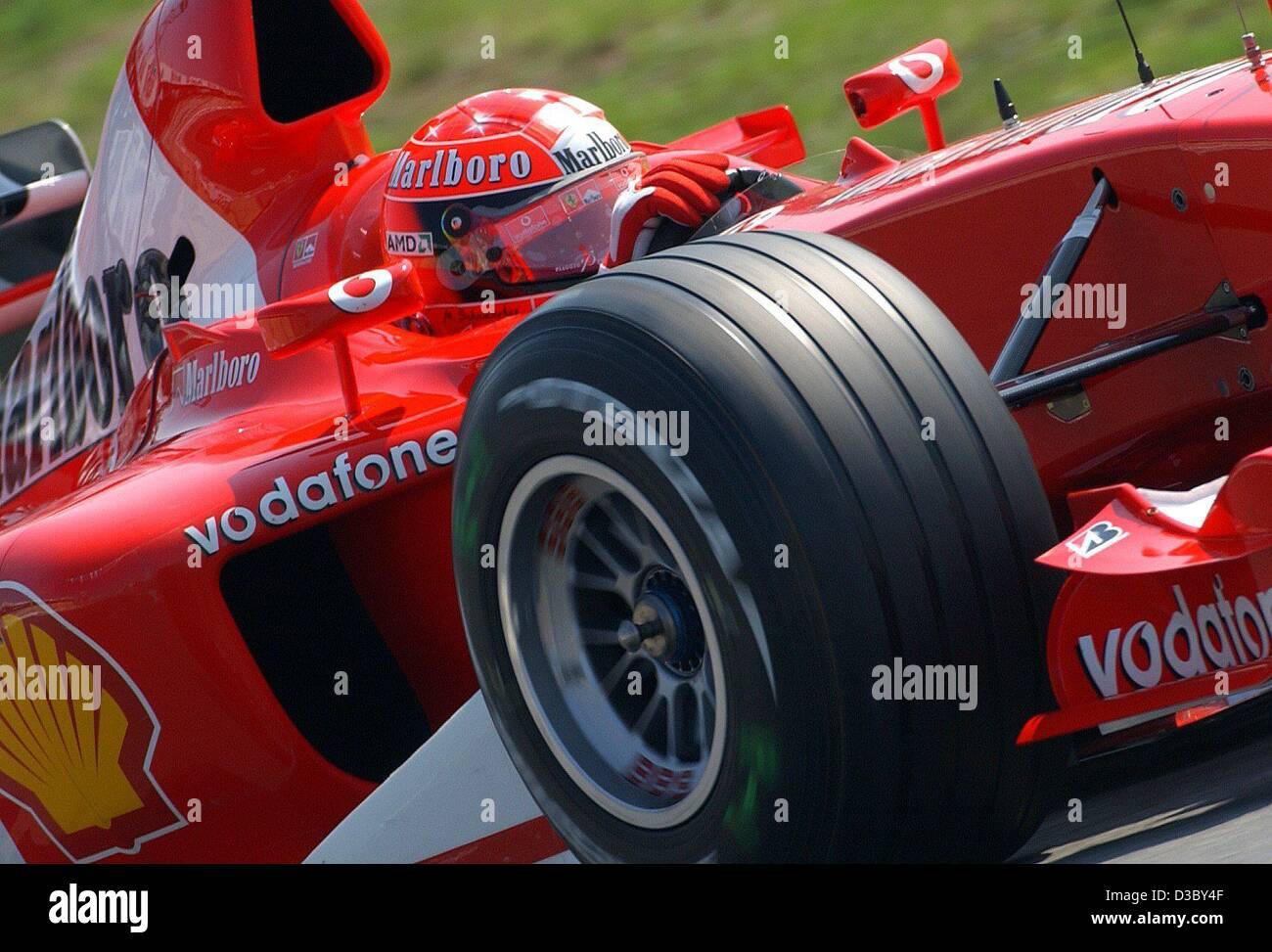 (Dpa) - Campione del Mondo e attuale leader globale, tedesco pilota di Formula Uno Michael Schumacher gare nella sua Ferrari durante la prima sessione di prove libere a Hockenheim racetrack, Germania, 1 agosto 2003. Il tedesco di Formula One Grand Prix avrà luogo a Hockenheim domenica 3 agosto. Foto Stock