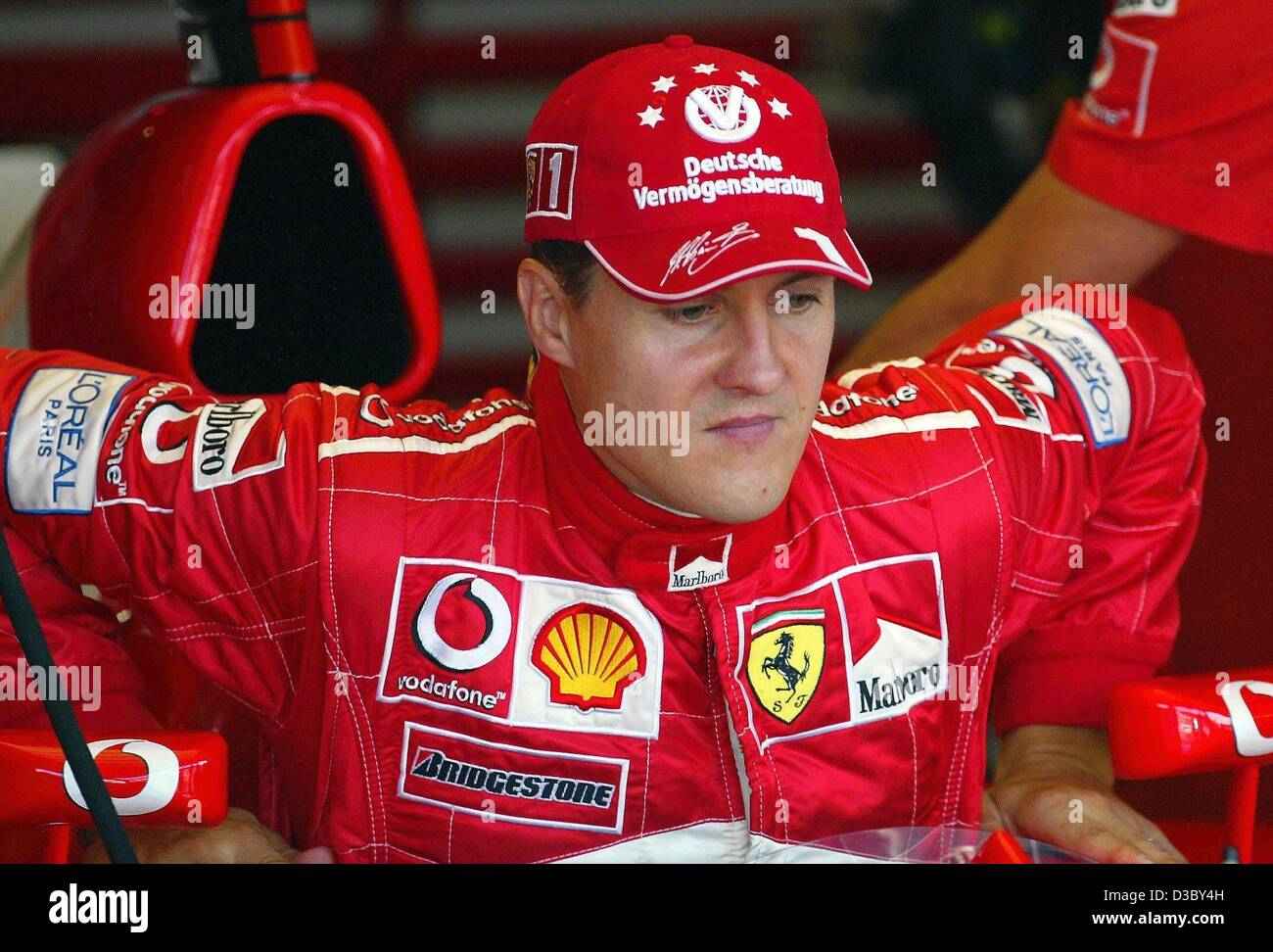 (Dpa) - Campione del Mondo e attuale leader globale, tedesco pilota di Formula Uno Michael Schumacher ottiene fuori del suo bolide dopo la prima sessione di prove libere a Hockenheim racetrack, Germania, 1 agosto 2003. Schumacher a termine solo con l'undicesimo tempo migliore. Il tedesco di Formula One Grand Prix wil Foto Stock