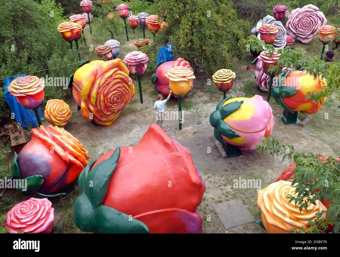 (Dpa) - plastica sovradimensionato roses, fino a quattro metri di altezza, giacciono nel giardino dell'artista Sergej Alexander Dott in Eichwalde nei pressi di Berlino, 31 luglio 2003. 80 delle fioriture colorate sono fissate sulla Potsdamer Platz (Potsdam square) nella parte anteriore della DaimlerChrysler uffici in occasione della Daimler Foto Stock