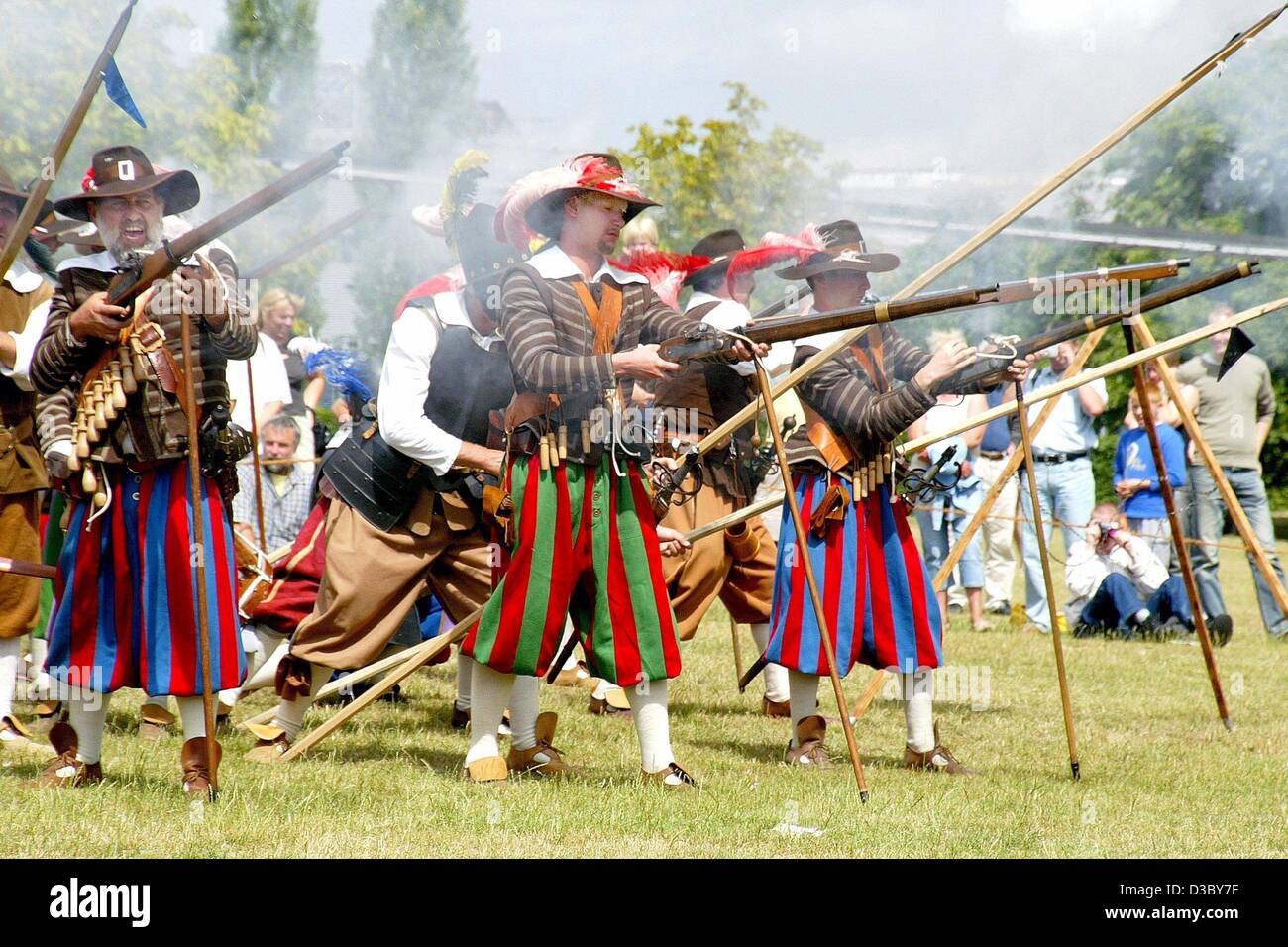 (Dpa) - Moschettieri fire off loro moschetti come essi reinterpreta la Guerra dei Trent'anni (1618-1648) durante un festival di storia nel Parco Elbauen a Magdeburgo (Germania), 12 luglio 2003. Durante la Guerra dei Trent'anni, che imperversava in tutta l'Europa centrale, gli avversari sono stati da un lato la casa dell'Austria: Foto Stock