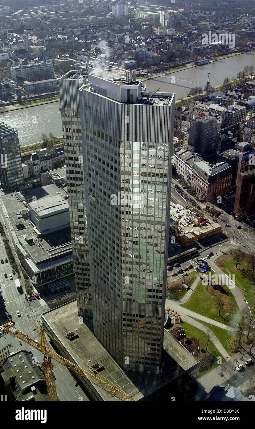 (Dpa) - Una vista di un edificio a torre della Banca centrale europea (BCE) di Francoforte, il 29 luglio 2003. Durante gli ultimi due anni la BCE ha abbassato i tassi di interesse del 2,5 per cento, che quasi non mostrano alcun effetto a tutti su prestiti privati. I vantaggi forniti dalla BCE non raggiungono i consumatori né la piccola Foto Stock