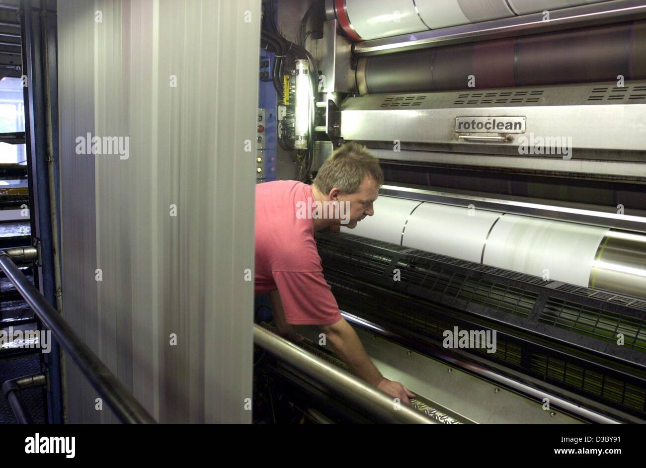 (Dpa) - Una stampante offset lavora ad una pressa di stampa nella stampa di casa del Frankfurter Rundschau quotidiano di Neu-Isenburg, Germania, 1 luglio 2003. Foto Stock