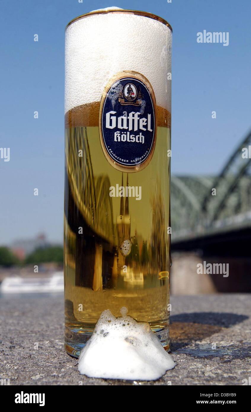 Un bicchiere di Gaffel Koelsch, una marca di birra da Colonia, sorge sulle rive del fiume a Colonia, Germania, 22 luglio 2003. "Koelsch' denomina che la birra è proveniente da Colonia (Koeln in tedesco). Le regole riguardanti la preparazione della birra specificare che solo può essere prodotta entro 20 miglia di raggio di Foto Stock