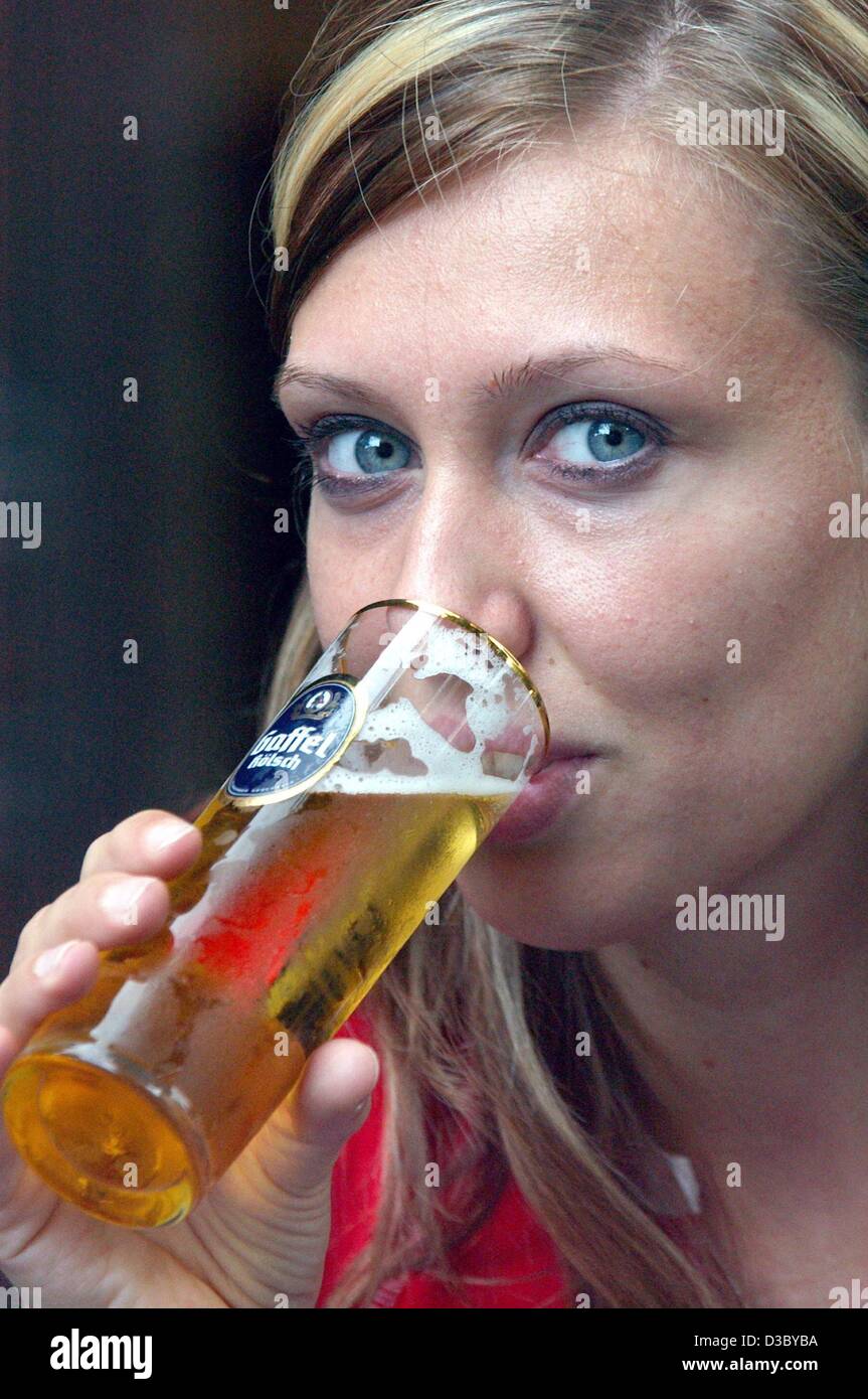 (Dpa) - Brigita drink da un bicchiere di Gaffel Koelsch, una marca di birra da Colonia a Colonia, in Germania, 22 luglio 2003. "Koelsch' denomina che la birra è proveniente da Colonia (Koeln in tedesco). Le regole riguardanti la preparazione della birra membro che solo può essere prodotta entro 20 miglia di raggio di Foto Stock