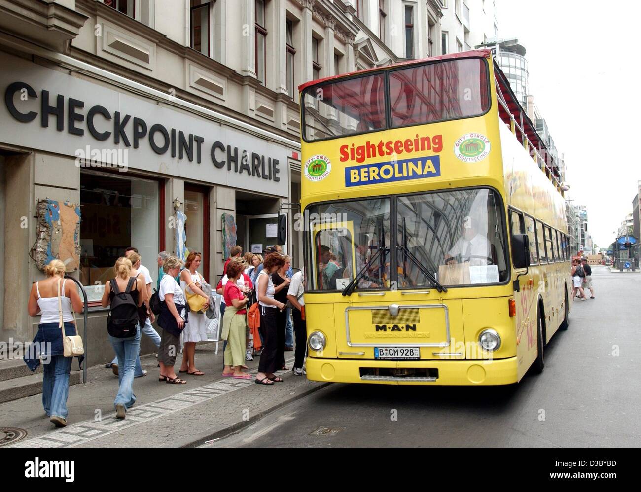 (Dpa) - Un gruppo di turisti ottiene su un double decker bus panoramico di fronte il museo del Checkpoint Charlie a Berlino, luglio 2003. Il Checkpoint Charlie in Friedrichstrasse (Friedrich street) usato per essere il principale posto di frontiera tra Berlino Ovest e Berlino Est fino alla fine della Guerra Fredda nel 1989. Oggi Foto Stock