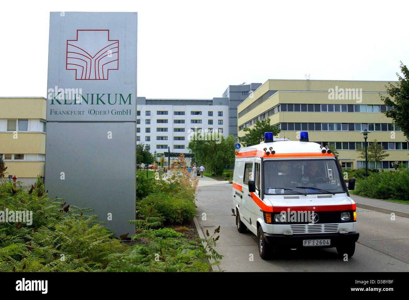 (Dpa) - un'ambulanza lascia la clinica "Klinikum Francoforte " a Francoforte sull'Oder, Germania orientale, 29 luglio 2003. Due donne sono morte a causa di una epidemia di legionelle in questo ospedale, e i funzionari sanitari detto 29 Luglio il bug sembrava aver preso in ospedale hot-tubi dell'acqua. La salute Foto Stock