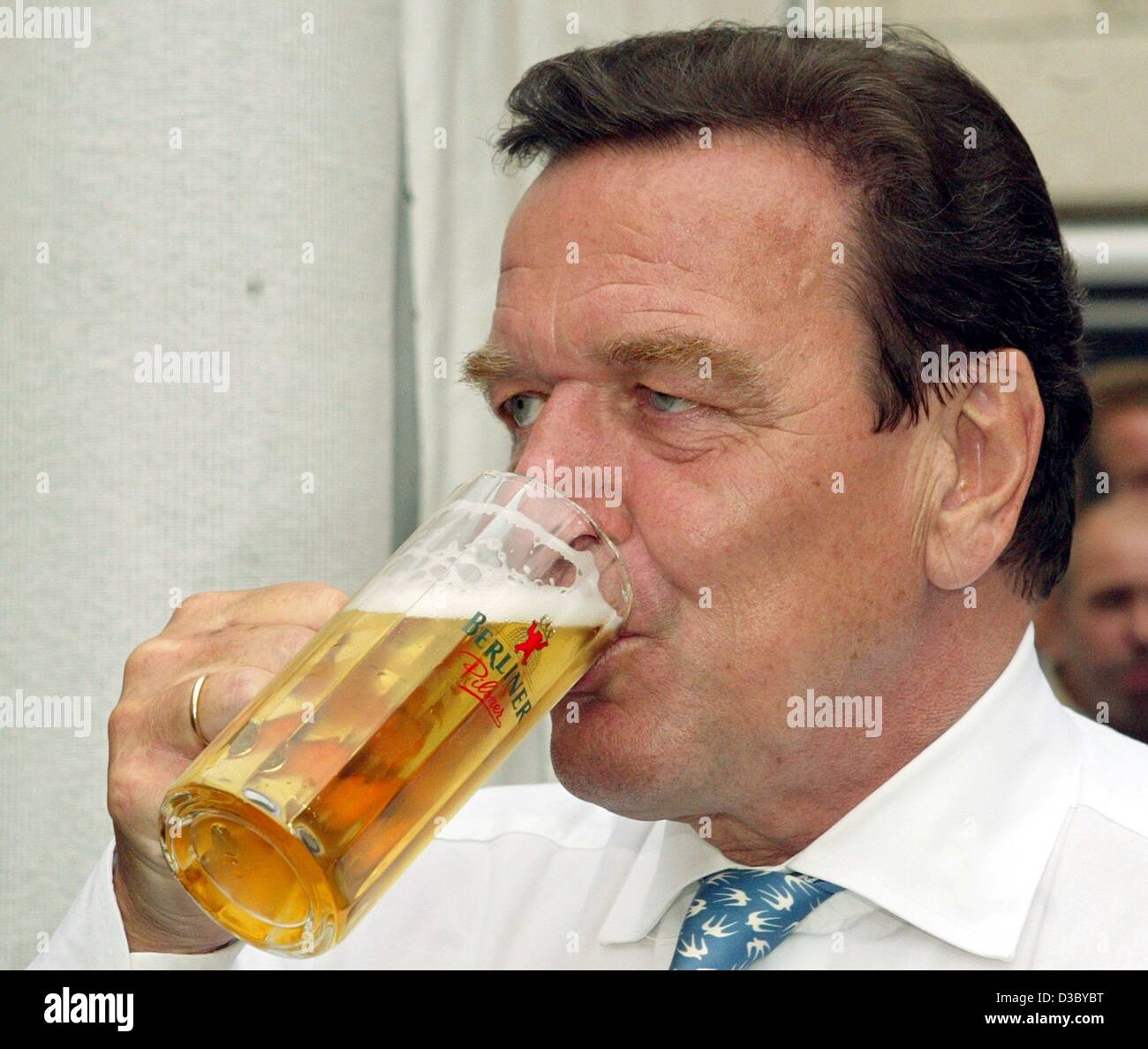 (Dpa) - Il cancelliere tedesco Gerhard Schroeder beve un sorso di birra durante la festa estiva del socialdemocratico SPD della fazione di Berlino, 1 luglio 2003. Foto Stock