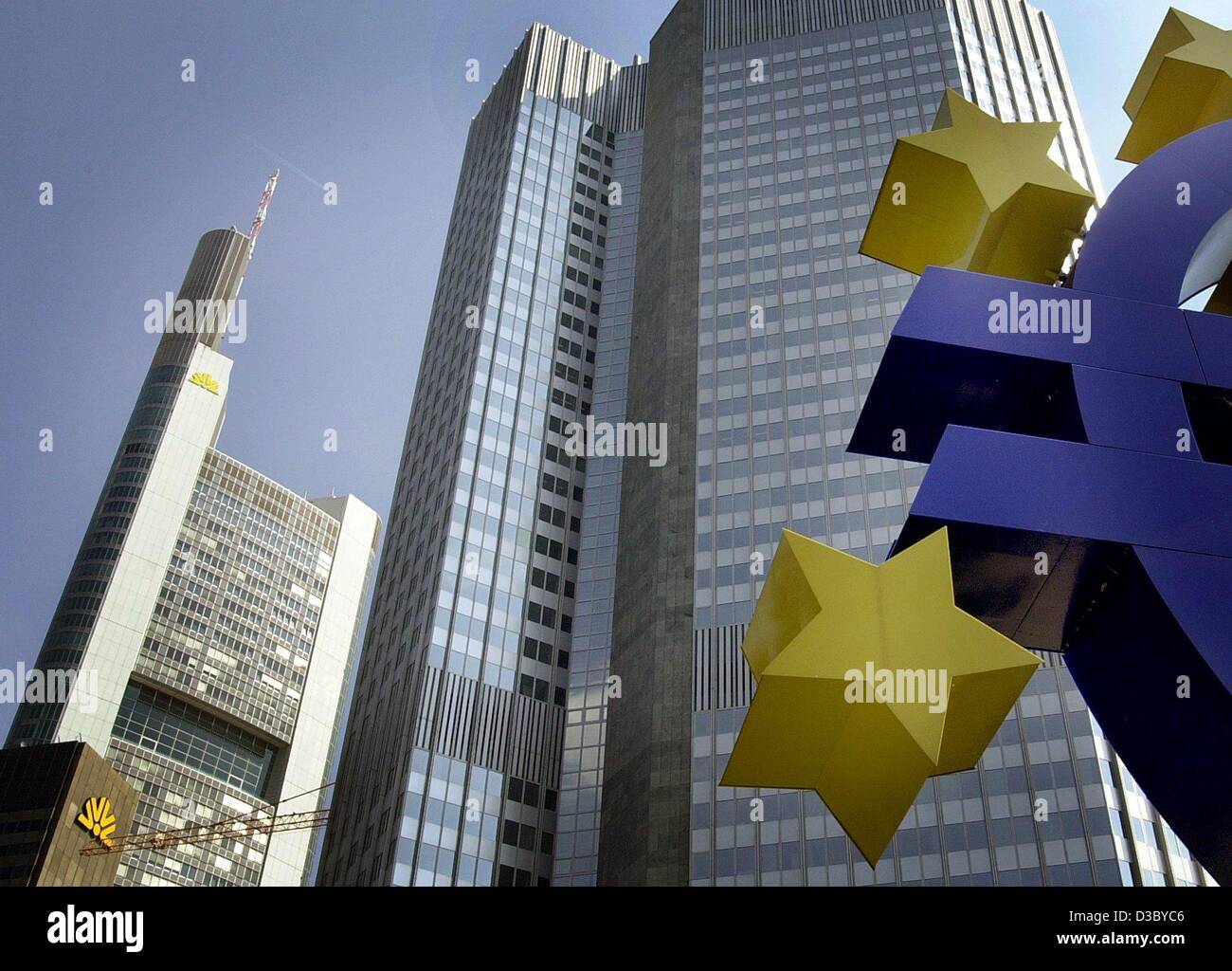 (Dpa) - Una vista della torre di due edifici della Banca centrale europea (BCE) e la Commerzbank (L), in Frannkfurt, 29 luglio 2003. Durante gli ultimi due anni la BCE ha abbassato i tassi di interesse del 2,5 per cento, che quasi non mostrano alcun effetto a tutti su prestiti privati. I vantaggi forniti dalla BCE non ri Foto Stock