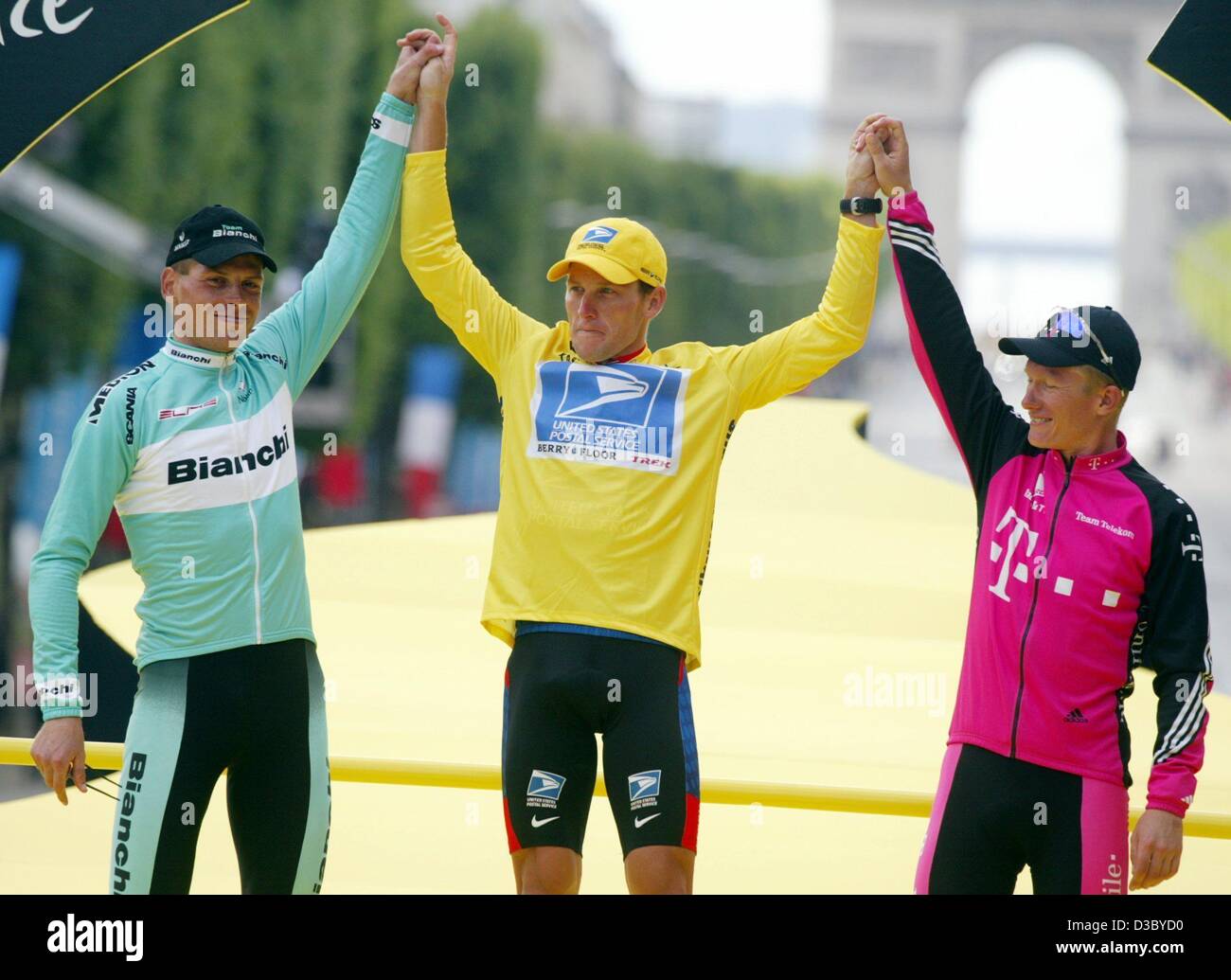 (Dpa) - Secondo posto il tedesco Jan Ullrich (L) del Team Bianchi, vittoriosa noi Postal-Berry pavimento è Lance Armstrong (C) da parte degli Stati Uniti e al terzo posto il kazako Alexandre Vinokourov (R) del team Telekom tenere mani mentre essi pongono sul podio dopo il ventesimo tappa del 2003 Tour de France corsa di ciclismo in P Foto Stock