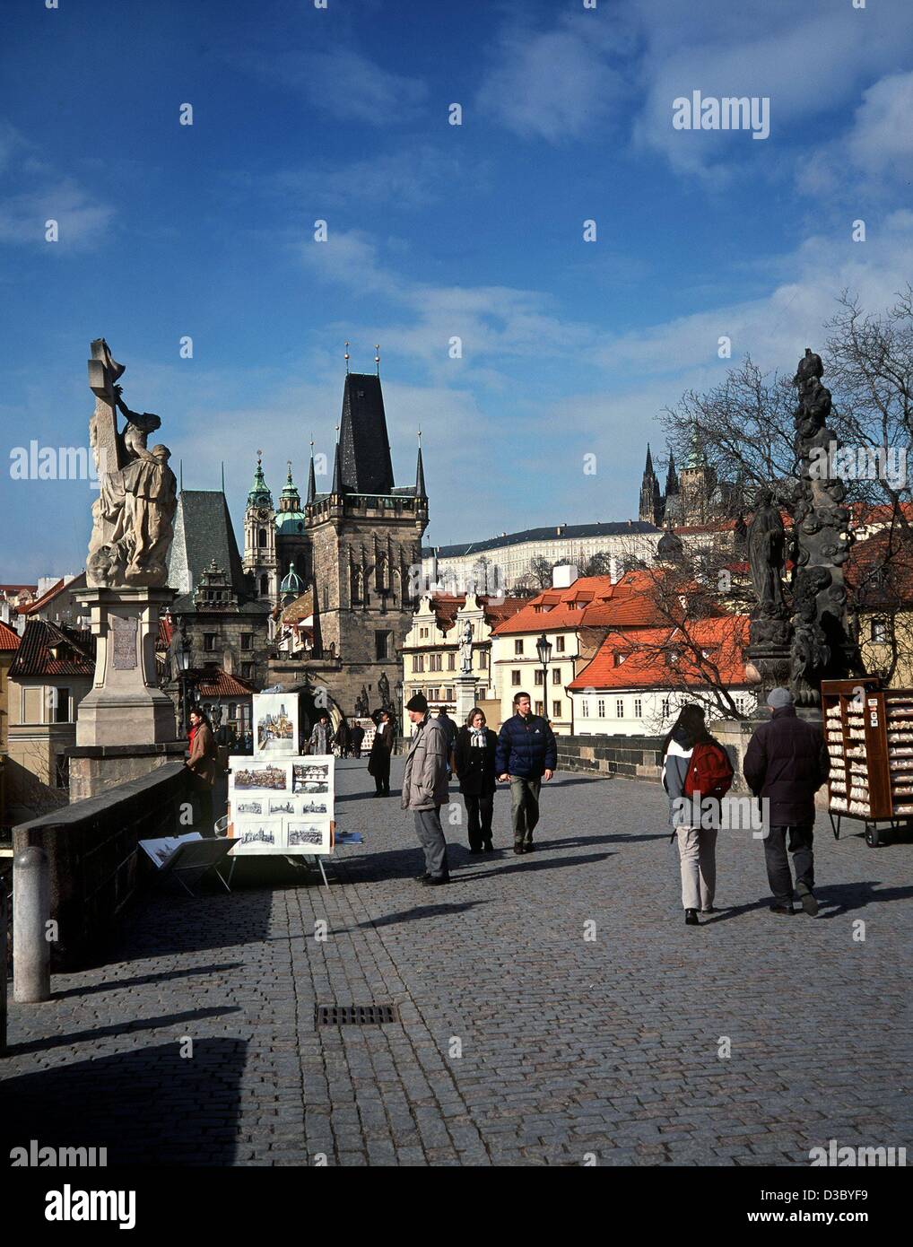 (Dpa file) - la gente a piedi attraverso il Ponte Carlo a Praga Repubblica Ceca, marzo 2002. Chiamato dopo l'imperatore Carlo IV nel XIX secolo, il Ponte di Carlo è di Praga è più noto monumento. Progettato da Petr Parler, fu completata nel 1400 e collega la città minore con la Città Vecchia. Un Foto Stock