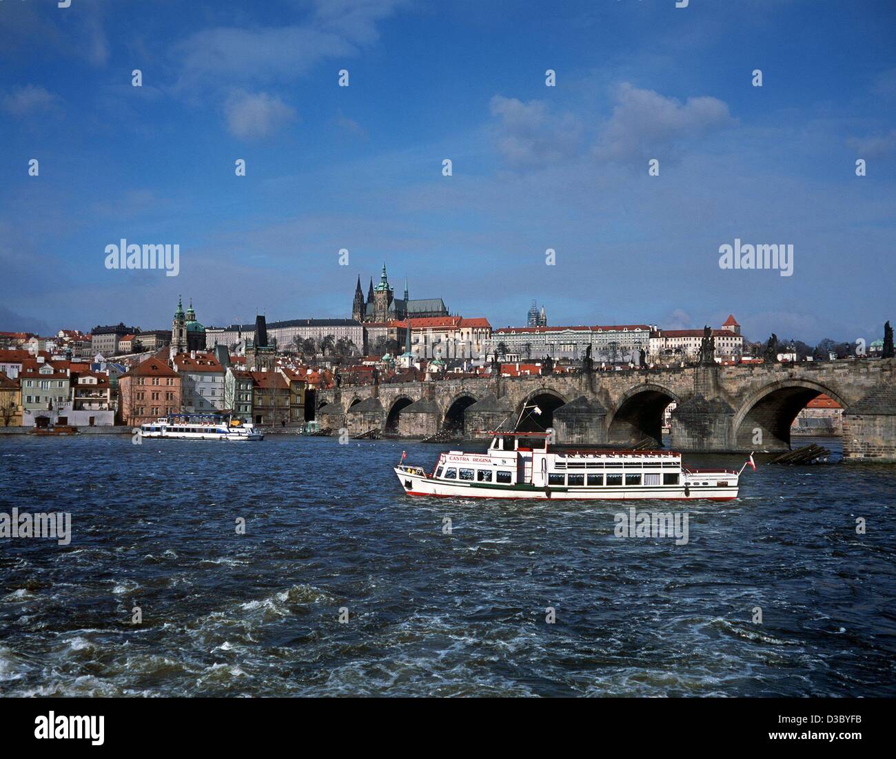 (Dpa file) - Una vista sul fiume Moldava per il Ponte Carlo e il castello di Hradcany complesso in Praga, Cechia, marzo 2002. Costruito nel IX secolo dal principe Booivoj, il castello si è trasformata da una fortezza in legno circondato da bastioni di terracotta per la forma imponente che ha oggi. Foto Stock