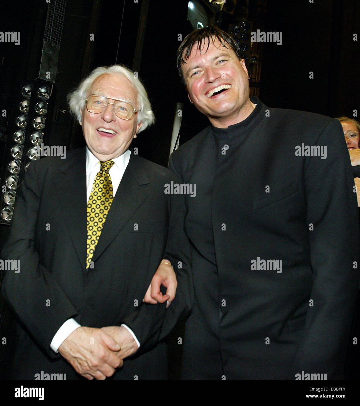 (Dpa) - direttore del Festival Wolfgang Wagner (L) e il conduttore Christian Thielemann sono tutti sorride dopo la première di successo di " Tannhaeuser " al Bayreuth Festival di Bayreuth, Germania, 26 luglio 2003. Il 92Festival di Bayreuth (Richard Wagner Festspiele) è stato inaugurato il 25 luglio. Foto Stock