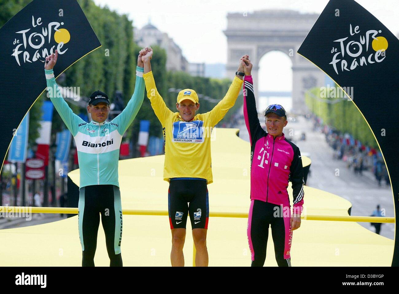 (Dpa) - Secondo posto il tedesco Jan Ullrich (L) del Team Bianchi, vittoriosa noi Postal-Berry pavimento è Lance Armstrong (C) da parte degli Stati Uniti e al terzo posto il kazako Alexandre Vinokourov (R) del team Telekom pongono sul podio dopo il ventesimo tappa del 2003 Tour de France corsa in bicicletta a Parigi, il 27 luglio 2003. Ar Foto Stock