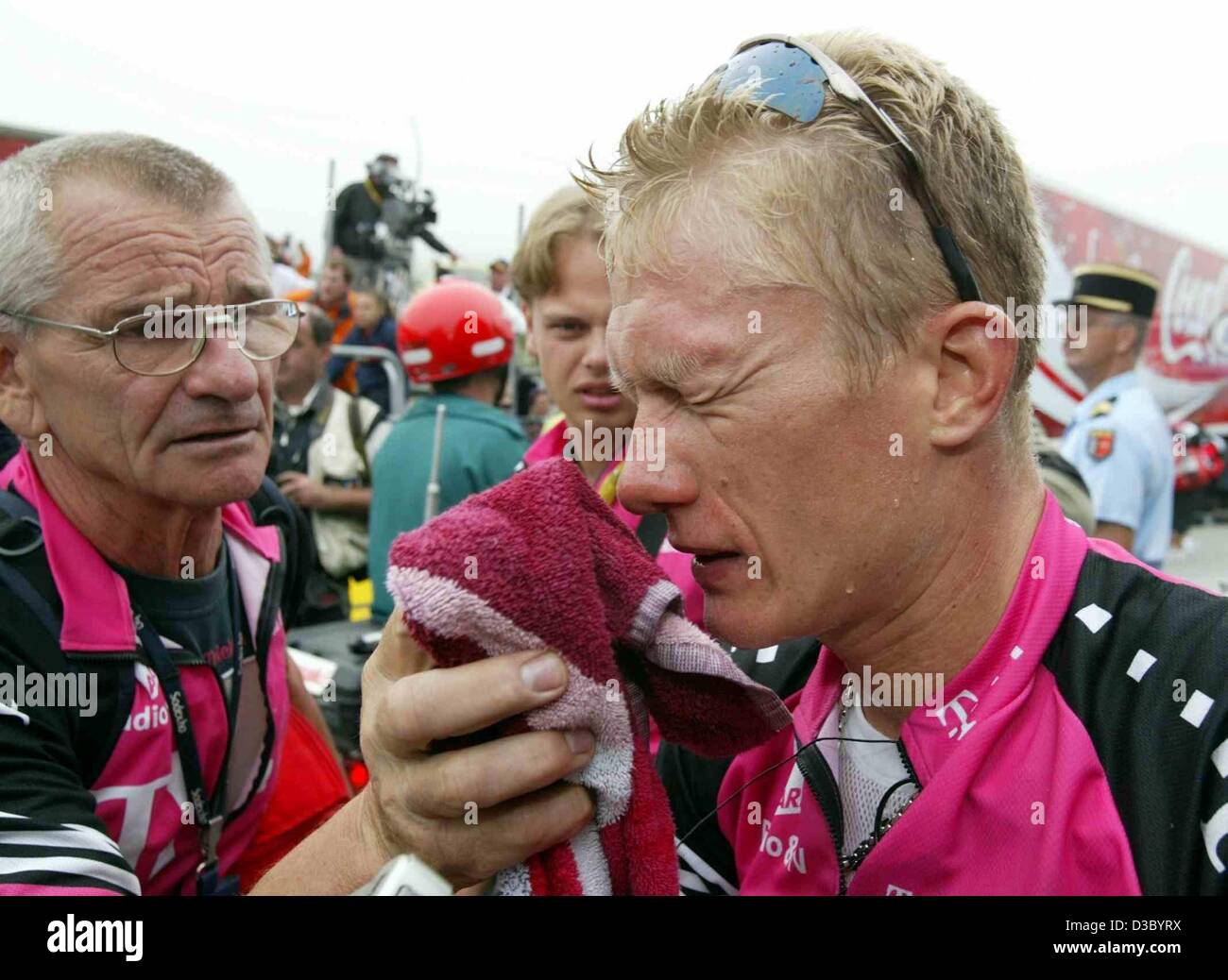 (Dpa) - Tutor Dieter 'Eule' Ruthenberg accoglie Aleksandr Vinokourov dal Kazakistan (Team Telekom) con un asciugamano al traguardo dopo la quindicesima tappa del Tour de France a Luz-Ardiden, Francia, 21 luglio 2003. Foto Stock