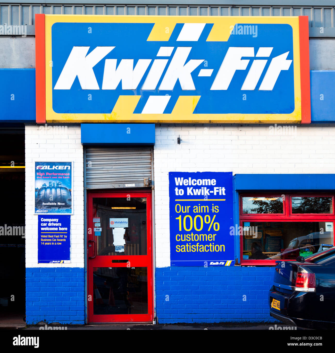 Ingresso alla carica di Kwik-Fit garage in Airdrie, North Lanarkshire. Foto Stock