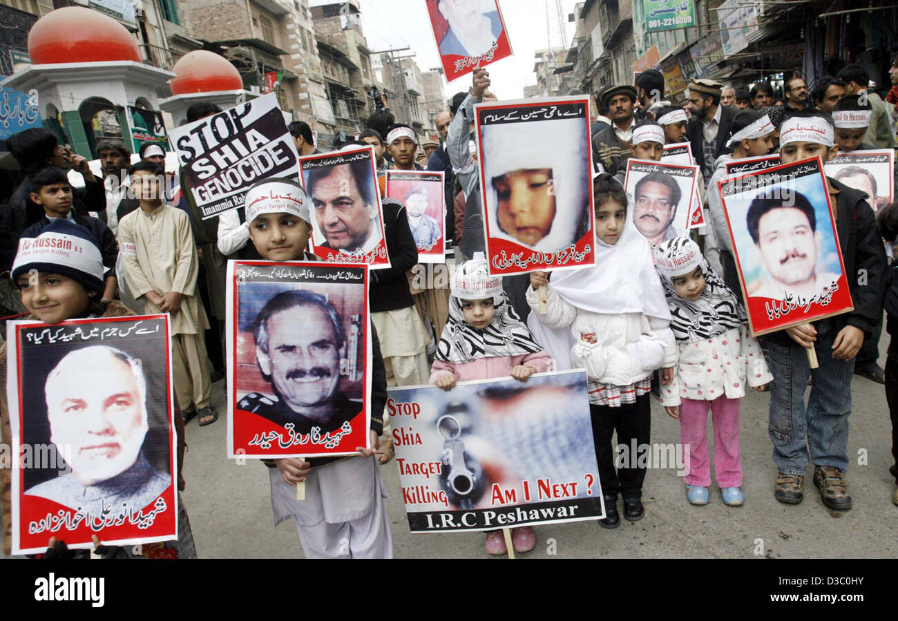 I sostenitori di Imamia Rabta Consiglio chant slogan contro il target di uccisione della comunità sciita durante la manifestazione di protesta a Qissa Khawani Bazaar a Peshawar Venerdì, 15 febbraio 2013. Foto Stock