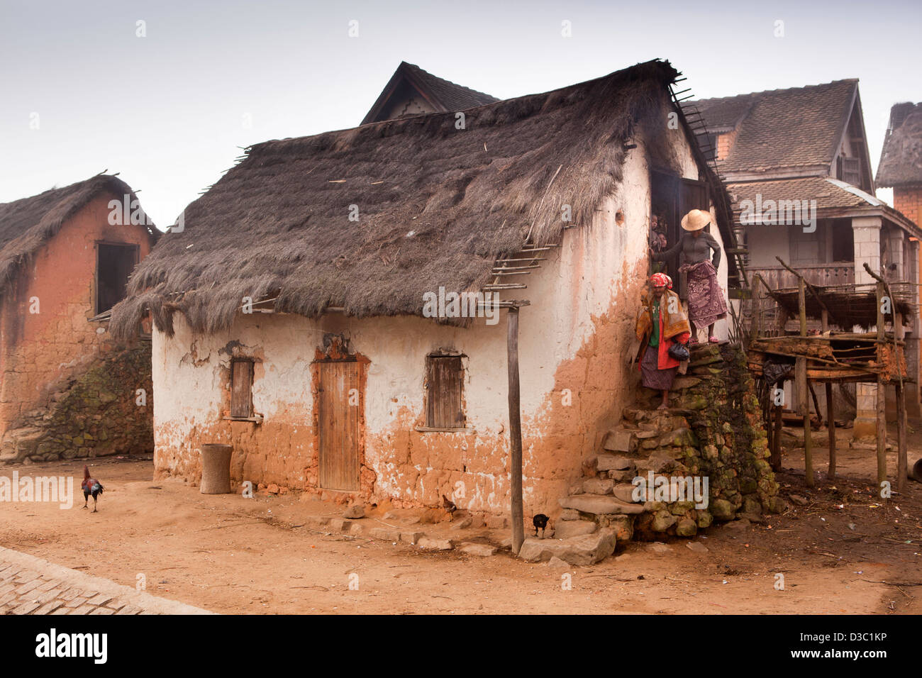 Madagascar Ranomafana, la lavorazione del ferro alle donne dei villaggi emergente dalla casa Foto Stock