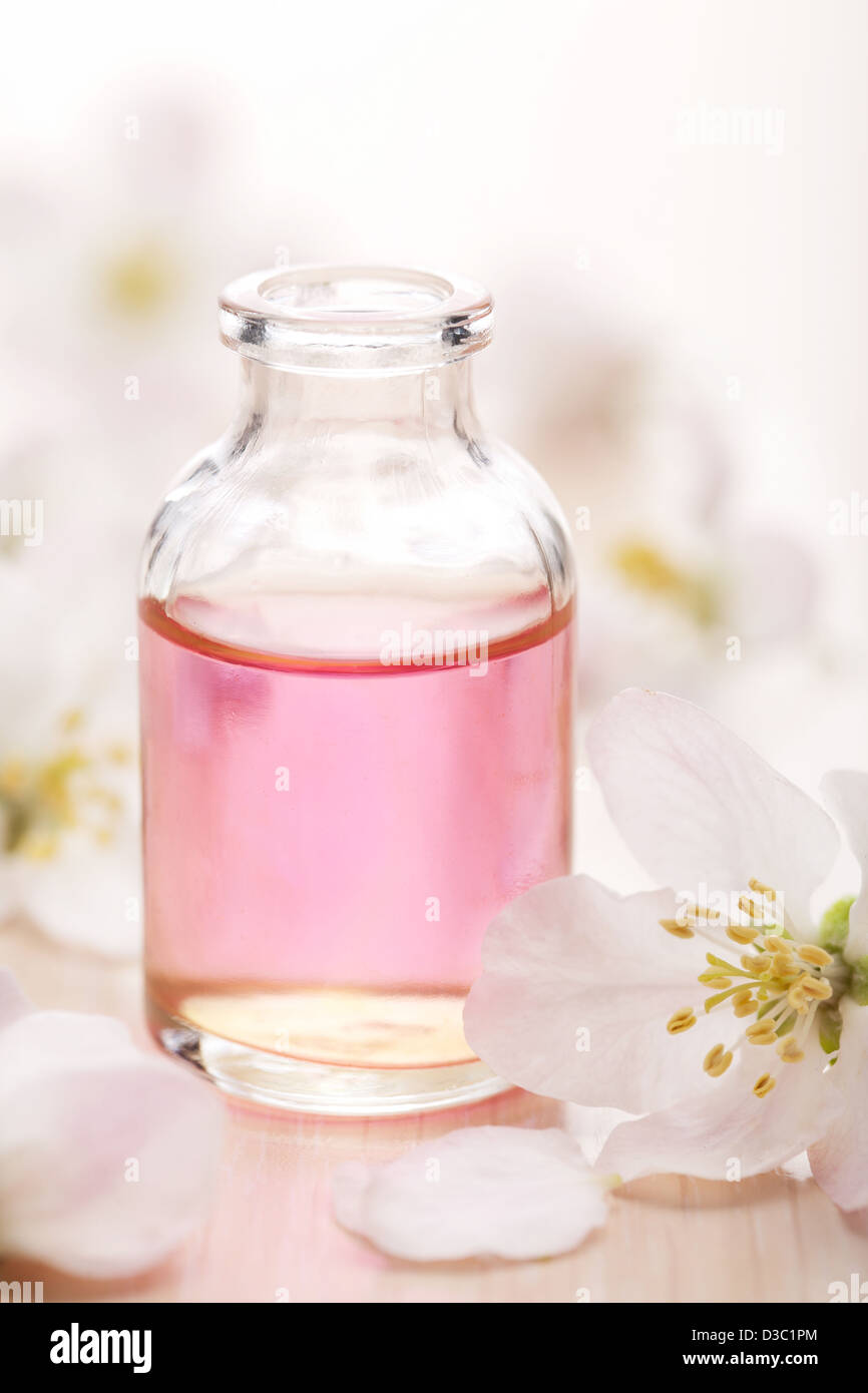 Olio essenziale e fiori Foto Stock