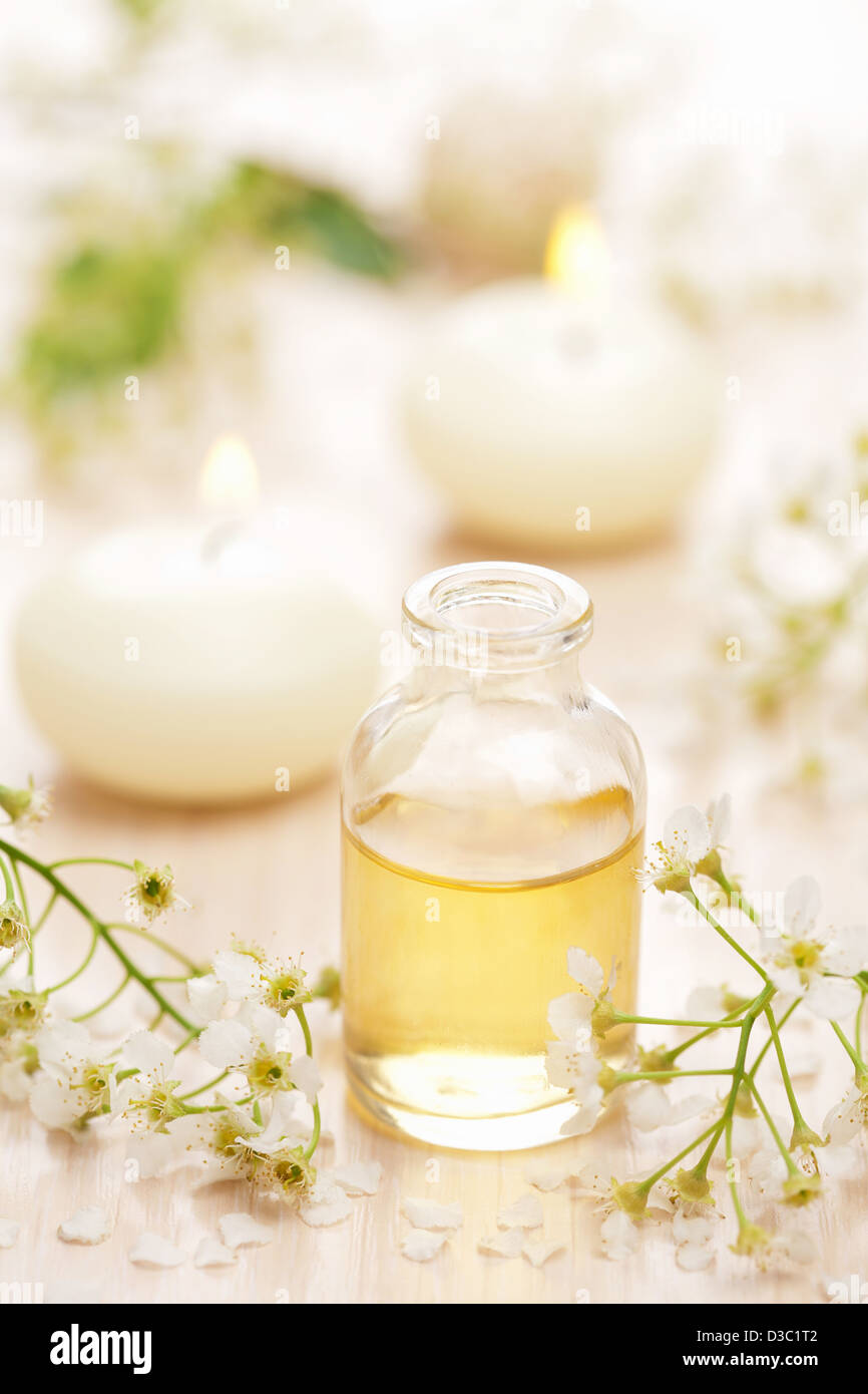 Olio essenziale e fiori Foto Stock