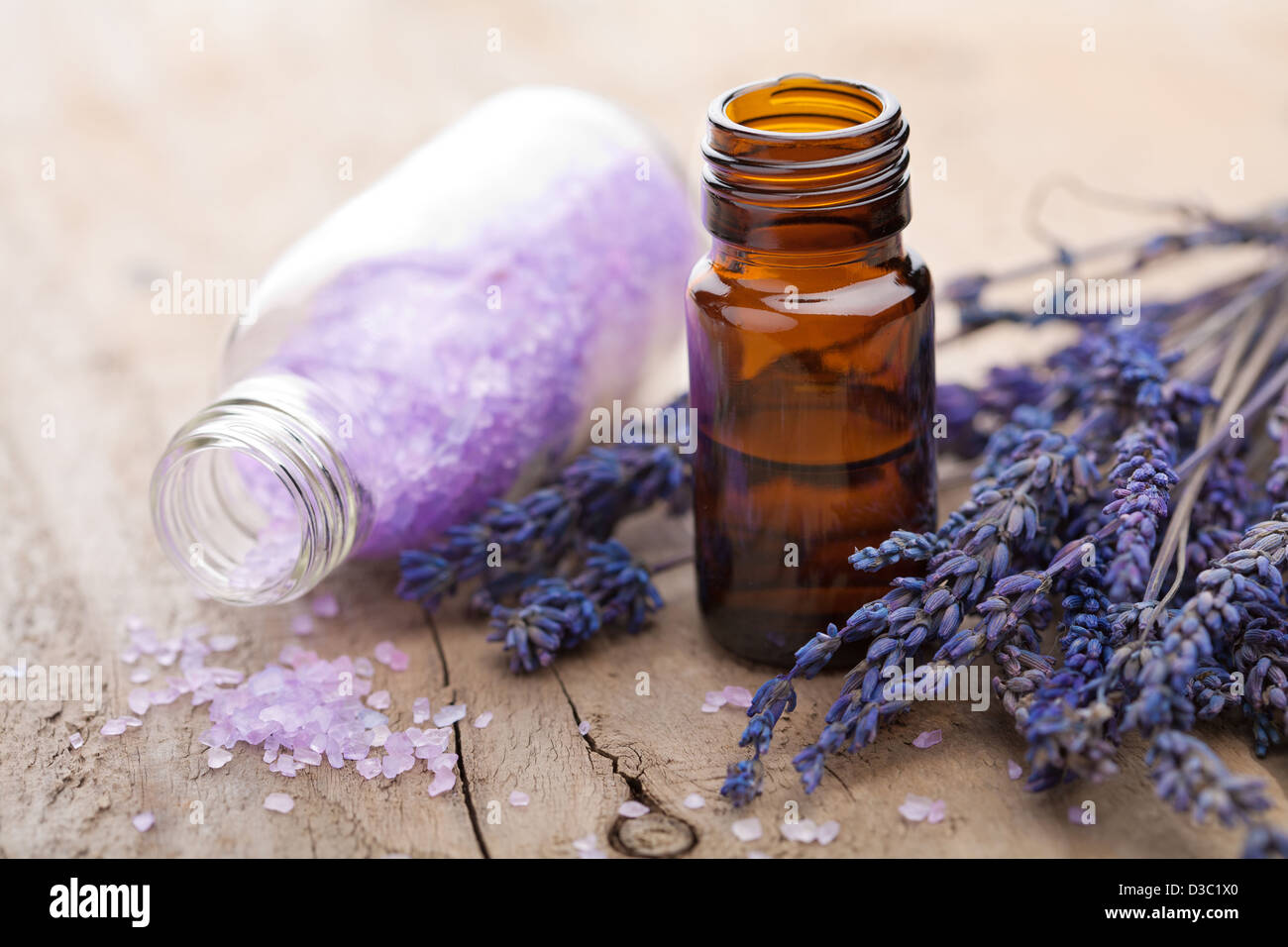 Olio essenziale di lavanda e fiori Foto Stock
