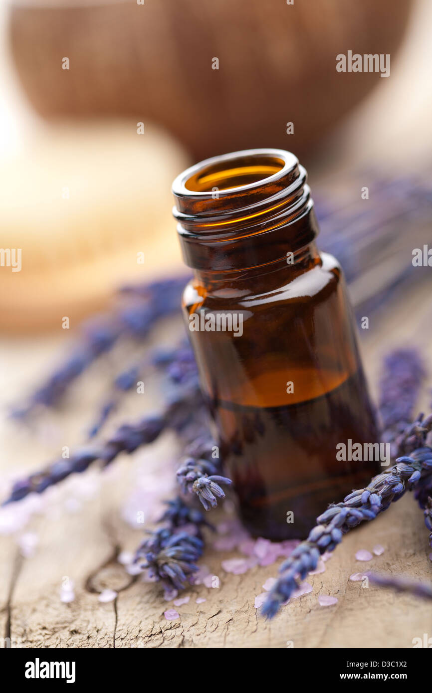 Olio essenziale di lavanda e fiori Foto Stock