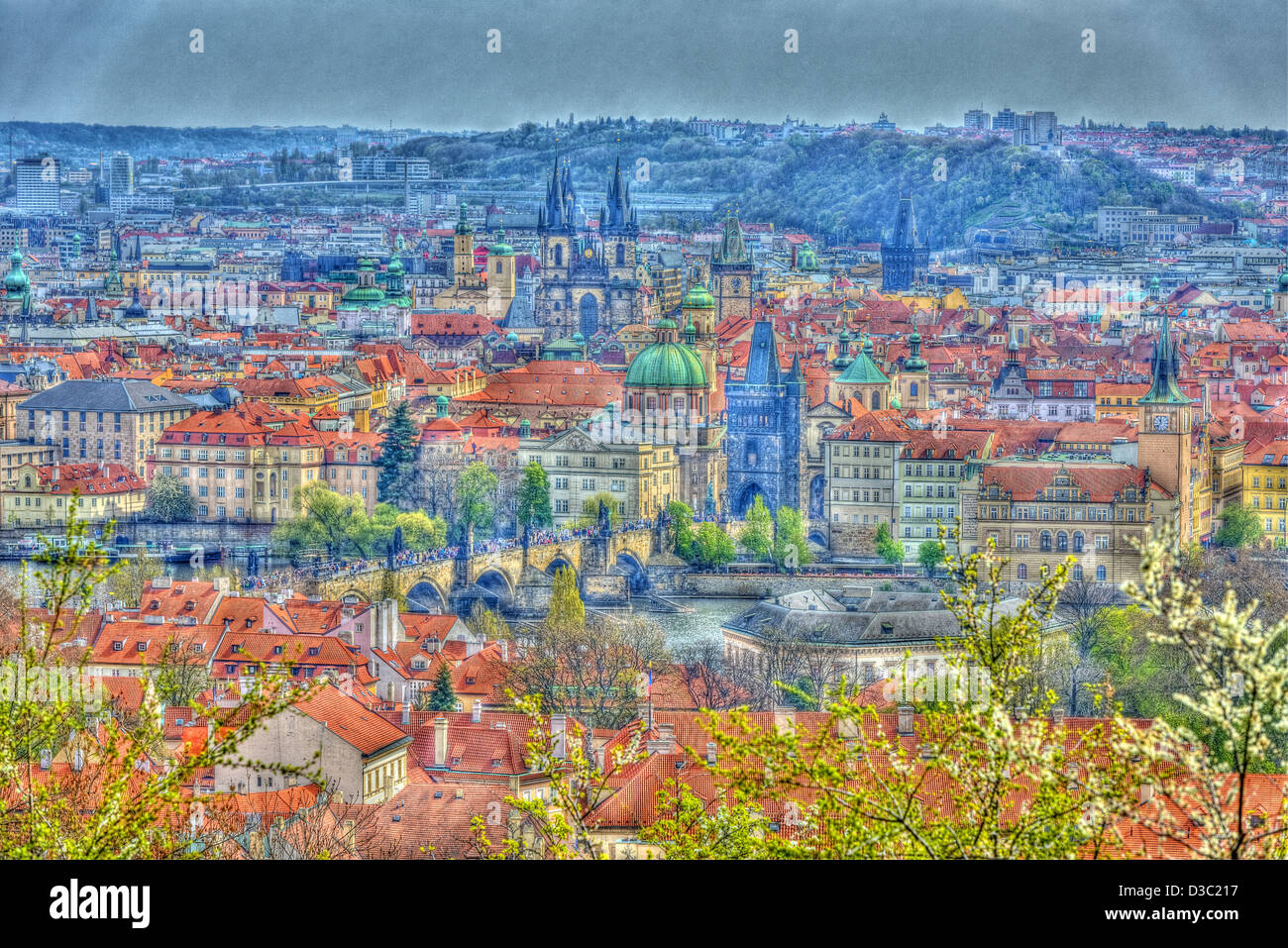 Vista attraverso un frutteto verso Prague Old Town, (effetto speciale) Foto Stock