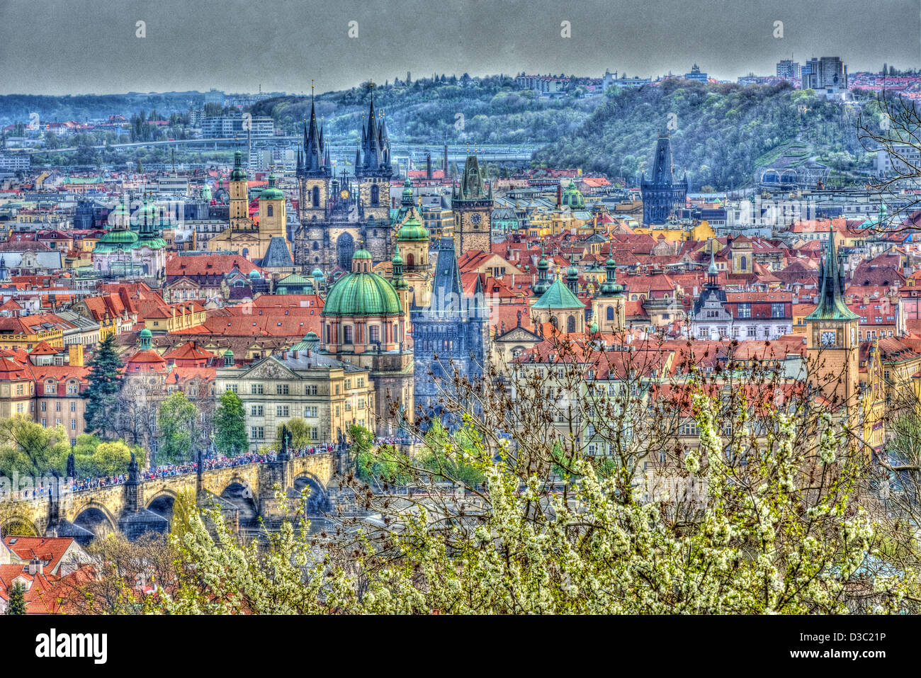 Vista attraverso un frutteto verso Prague Old Town, (effetto speciale) Foto Stock