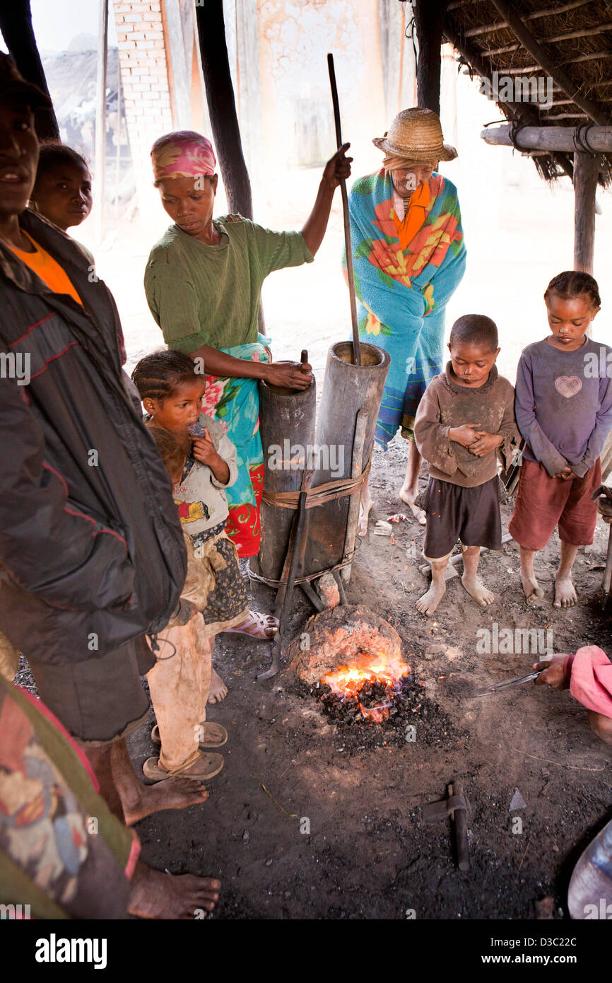 Madagascar Ranomafana, la lavorazione del ferro villaggio, donna, soffietto di pompaggio per mantenere forge hot Foto Stock