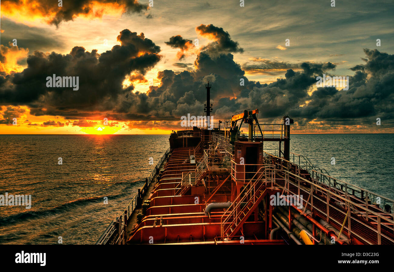 Le petroliere in rotta verso porto di scalo successivo indonesia in mare durante il tramonto Foto Stock
