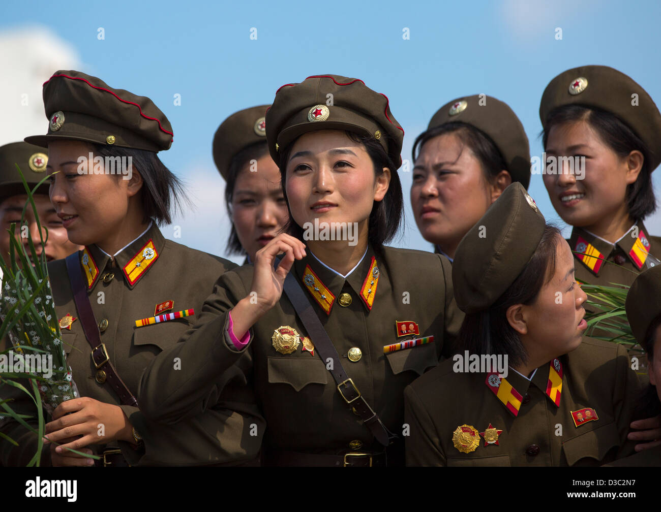 Sorridente nord coreano soldati femmina nella torre del Juche Idea, Pyongyang, Corea del Nord Foto Stock