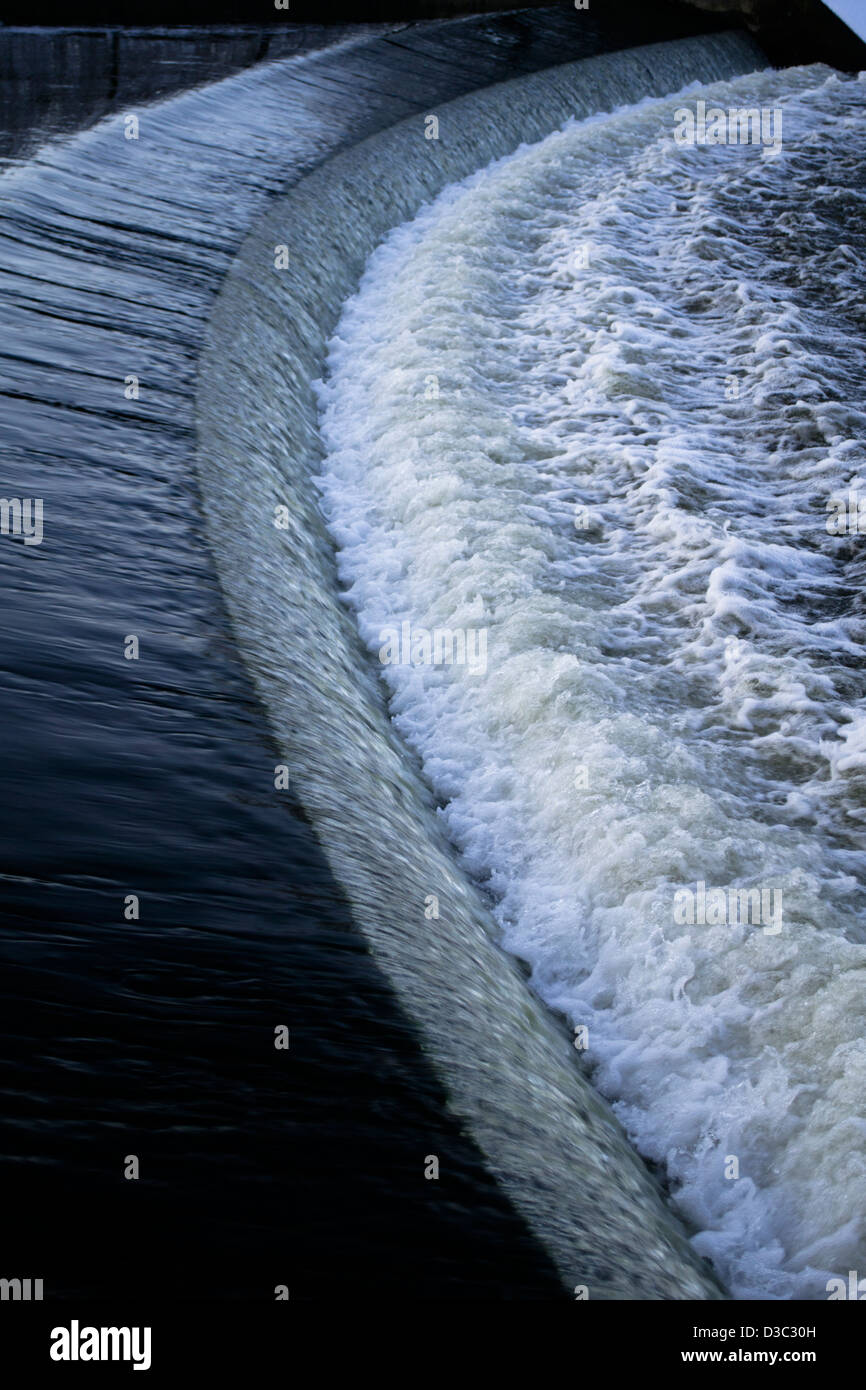 L'acqua che scorre su un weir a Costessey mulino sul fiume Wensum nel Norfolk Foto Stock