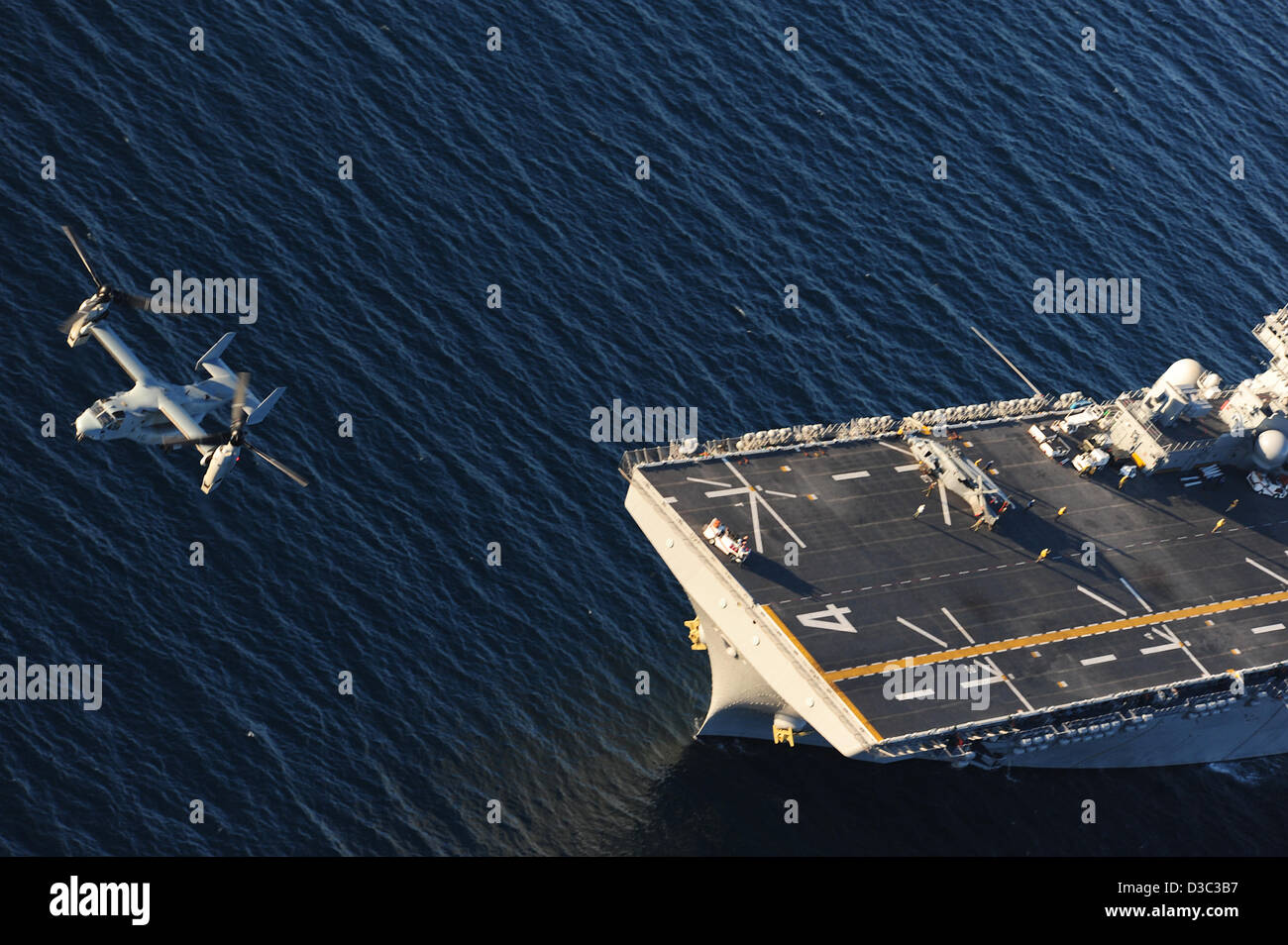 US Navy MV-22 Osprey decollare da multipurpose Amphibious Assault nave USS Boxer Febbraio 13, 2013 in corso al largo della costa della California. Stati Uniti d'America. Foto Stock