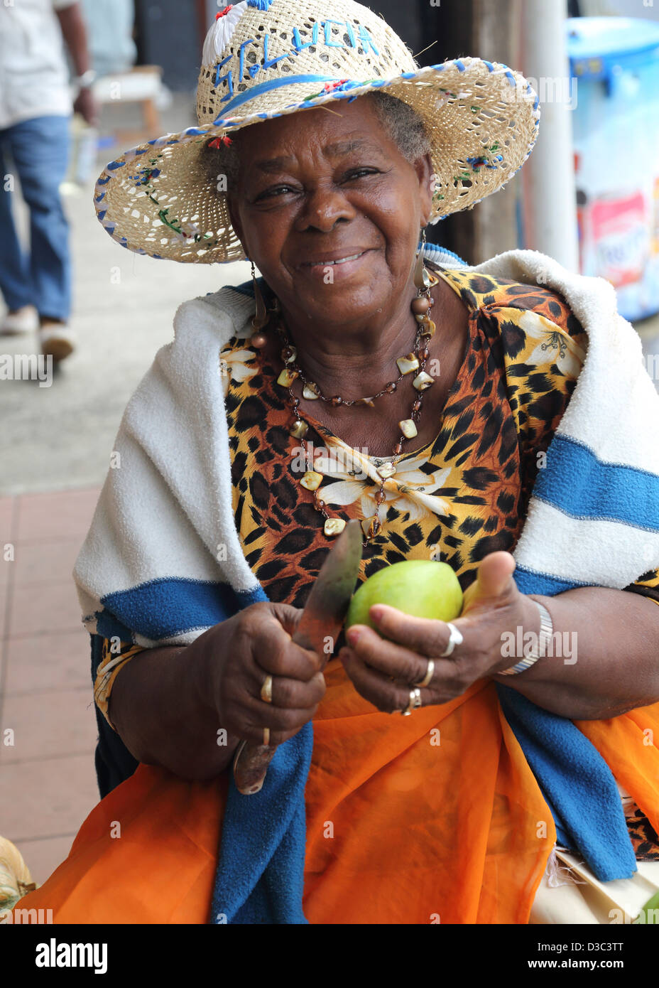 Donna locale vendita di manghi,CASTRIES MERCATO,ST.LUCIA, Foto Stock