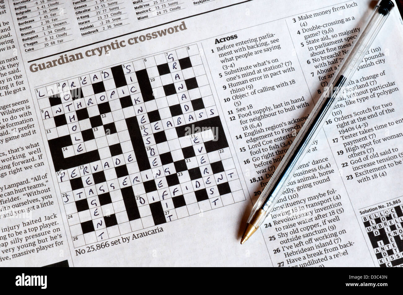 Parte completato Guardian cryptic crossword impostato da Araucaria (John Graham). Vedi D3C42E per il bianco versione di puzzle. Foto Stock